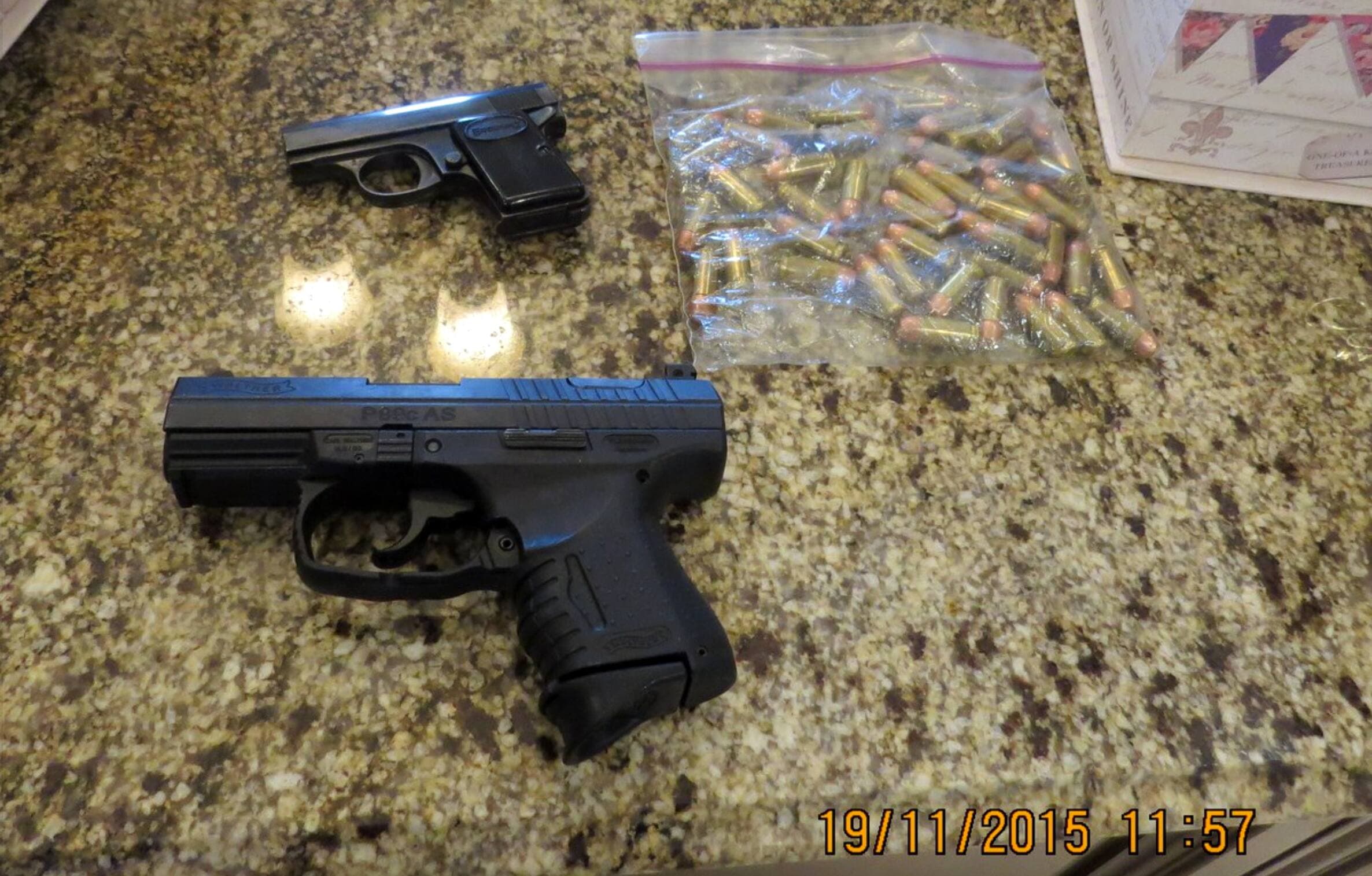 Sur cette photo prise par la police lors d'une perquisition chez Leonardo Rizzuto, le 19 novembre 2015, à Laval, on voit les deux pistolets semi-automatiques que le leader mafieux conservait illégalement dans une armoire de cuisine, soit un Walther P99 de calibre .40 (avant-plan) et un Browning de calibre 6.35. Ces armes qui ont traversé la frontière en contrebande provenaient de la Floride, selon un rapport policier. COURTOISIE