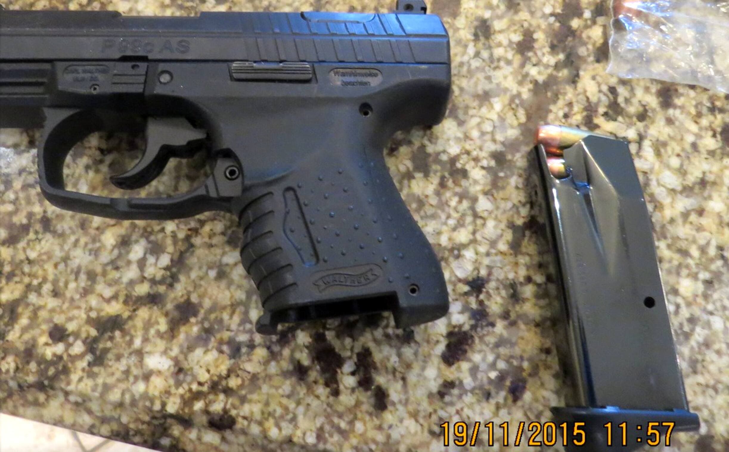 Sur cette photo prise par la police lors d'une perquisition chez Leonardo Rizzuto, le 19 novembre 2015, à Laval, on voit l'un des deux pistolets semi-automatiques que le leader mafieux conservait illégalement dans une armoire de cuisine, soit un Walther P99 de calibre .40 (avant-plan) qui était chargé. Ces armes qui ont traversé la frontière en contrebande provenaient de la Floride, selon un rapport policier.  COURTOISIE