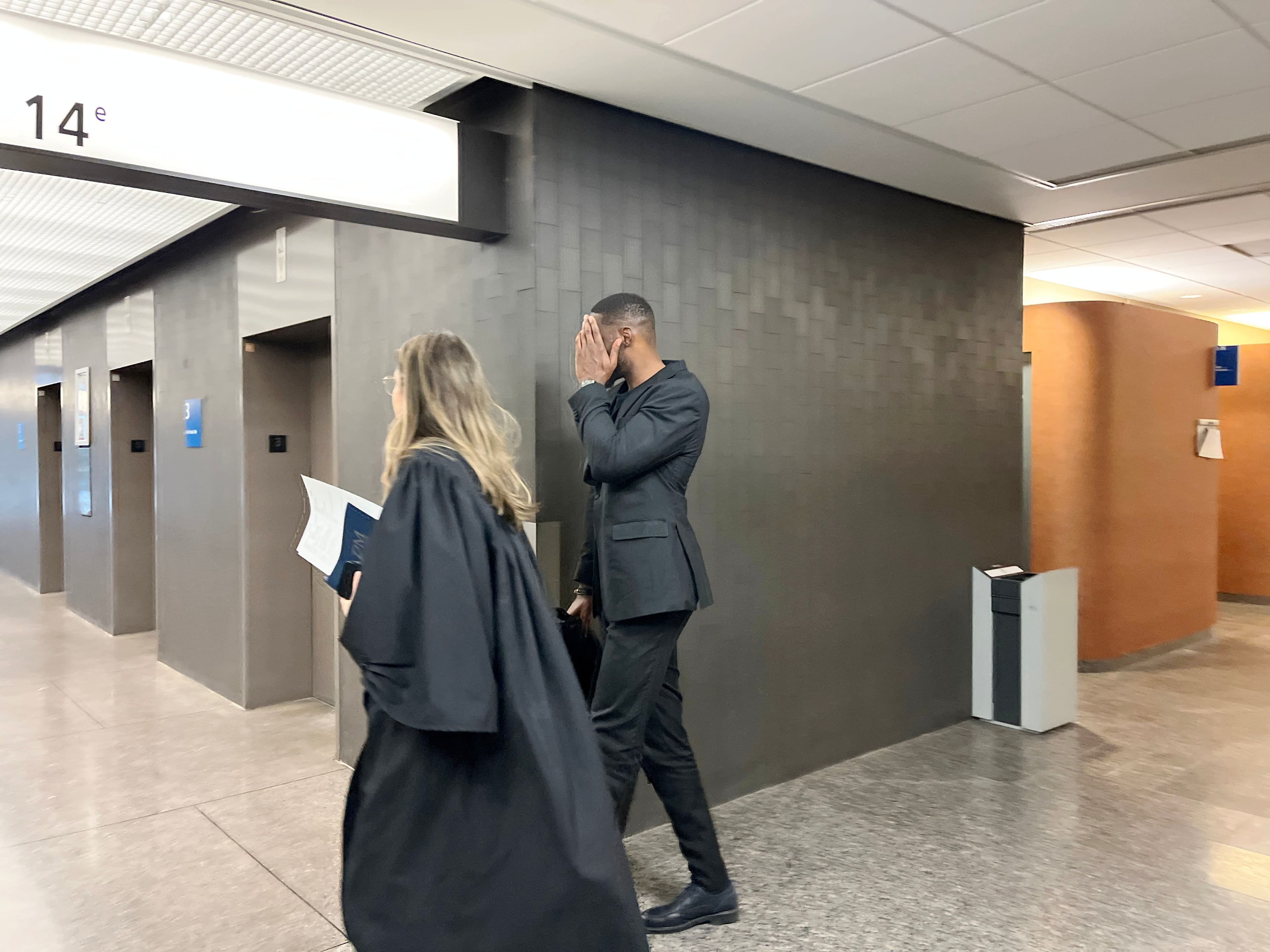 Lévi Londole se cache de notre journaliste au palais de justice de Montréal le 25 avril 2025. Il est accompagné de son avocate, Marylie Côté.