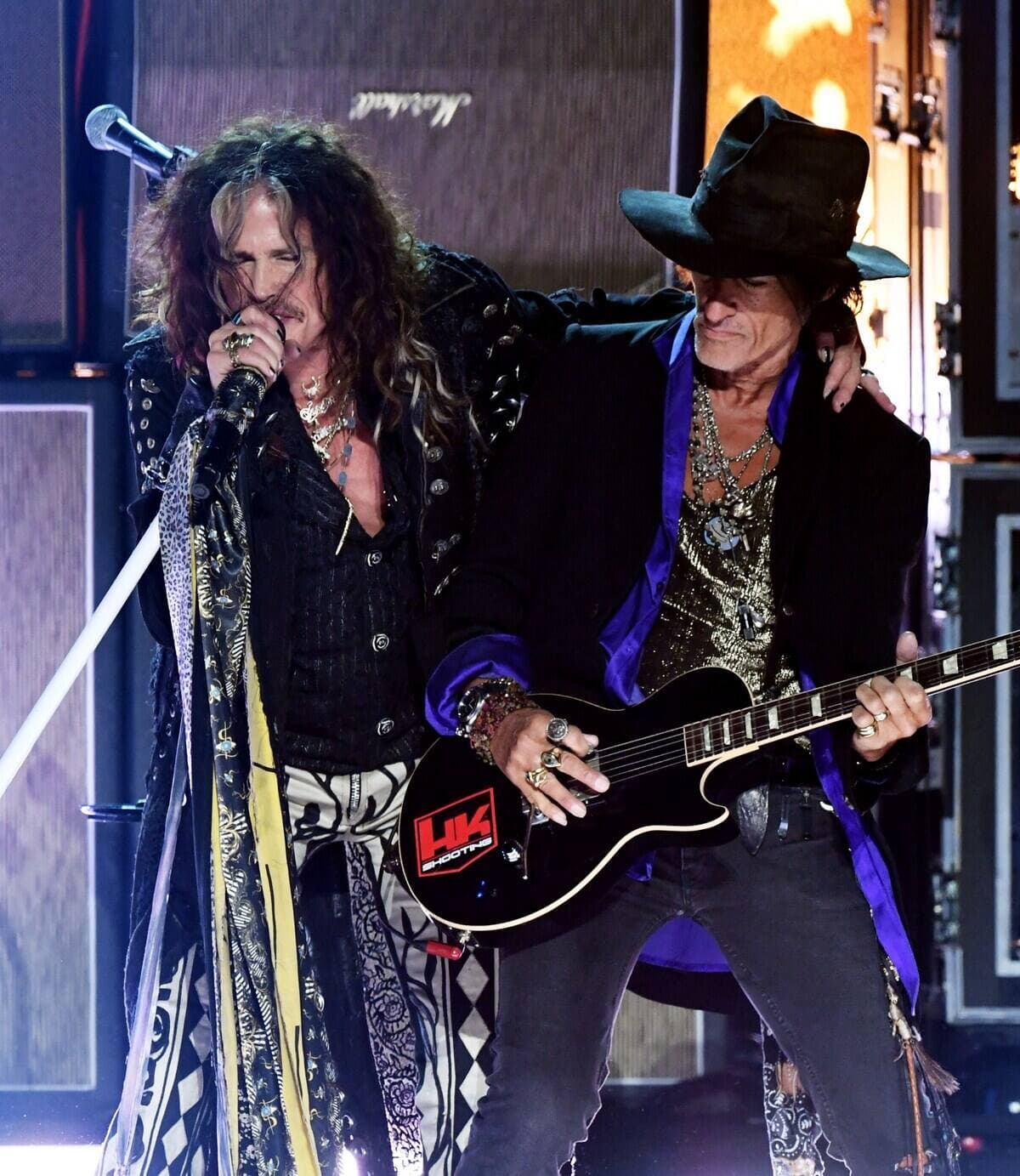 Steven Tyler et Joe Perry en action lors de la remise des prix Grammy, en 2020. Aerosmith annonce lundi matin une tournée d'adieu qui passera par Montréal.
