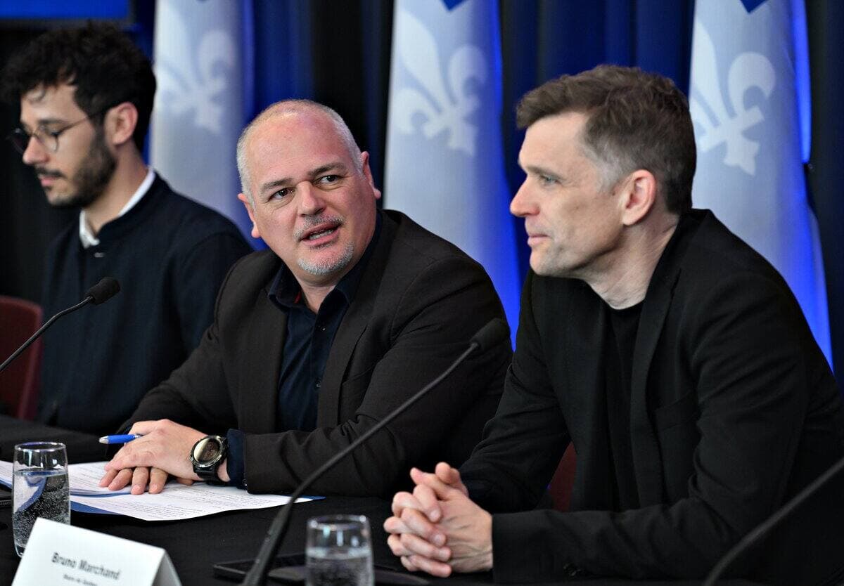 Le ministre responsable de la Capitale-Nationale, Jonatan Julien, lors de la présentation des lauréats du concours d'idée de la phase 4 de la promenade Samuel-de Champlain, en compagnie du maire Bruno Marchand et de l'architecte Jérôme Lapierre.