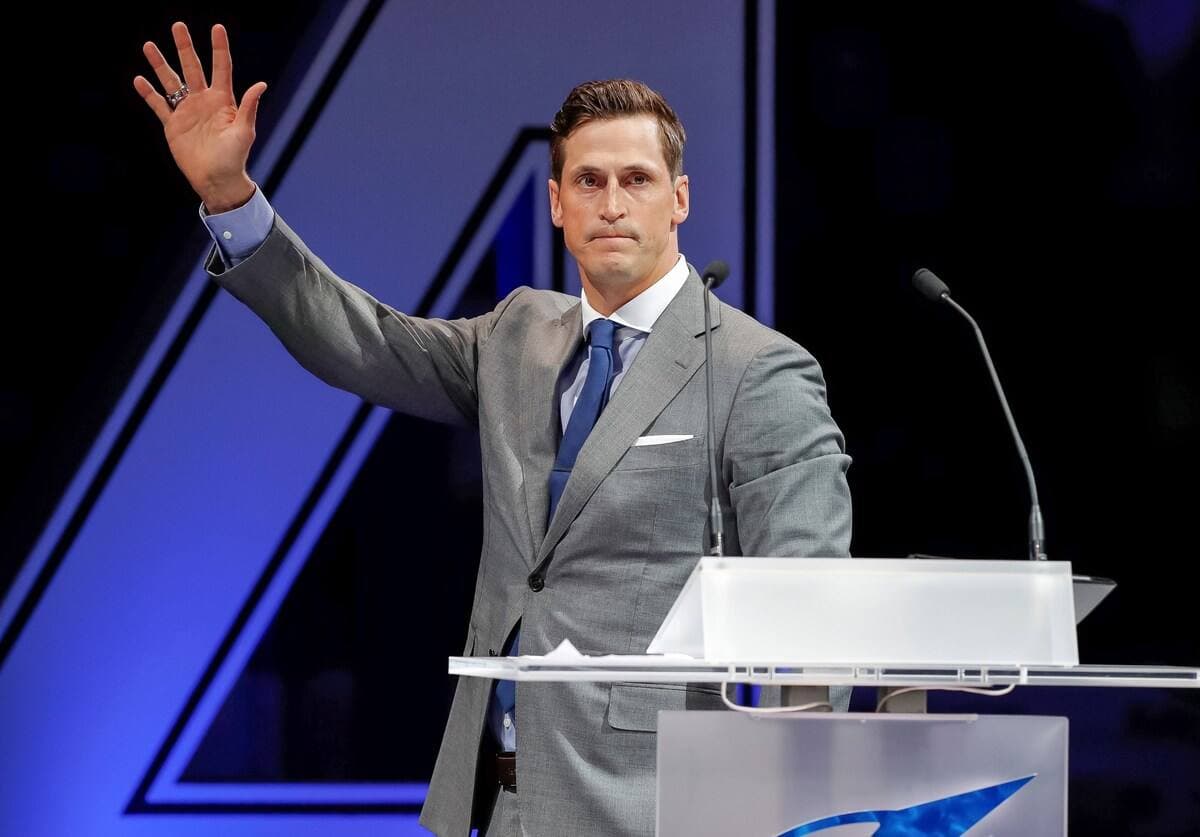 L’ancien capitaine du Lightning Vincent Lecavalier quittant le lutrin lors de la cérémonie du retrait de son chandail le 10 février 2018 à Tampa Bay.