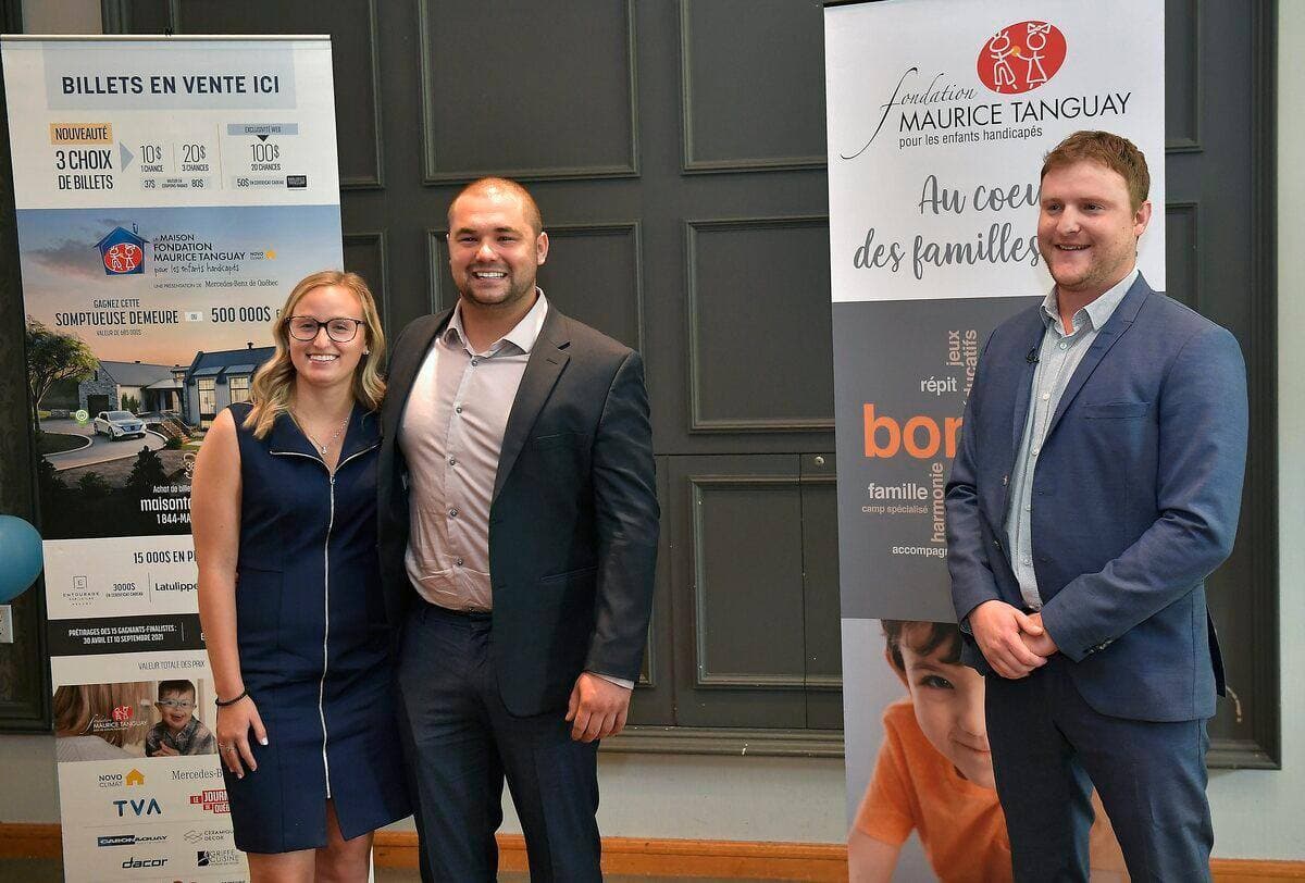 Alexandra Bonneau, conjointe du gagnant David Pichette et Olivier Tanguay, directeur-général de la Fondation Maurice-Tanguay.