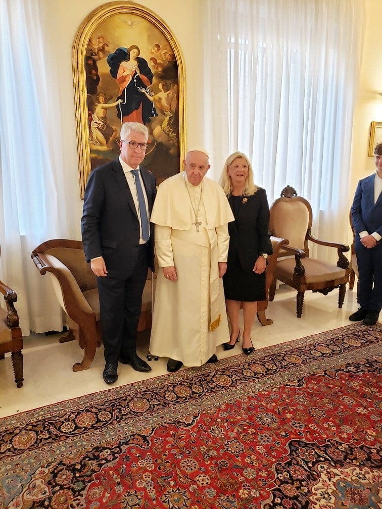 Jean Rizzuto et son épouse, Suzanne, lors de leur rencontre privée avec le pape François.