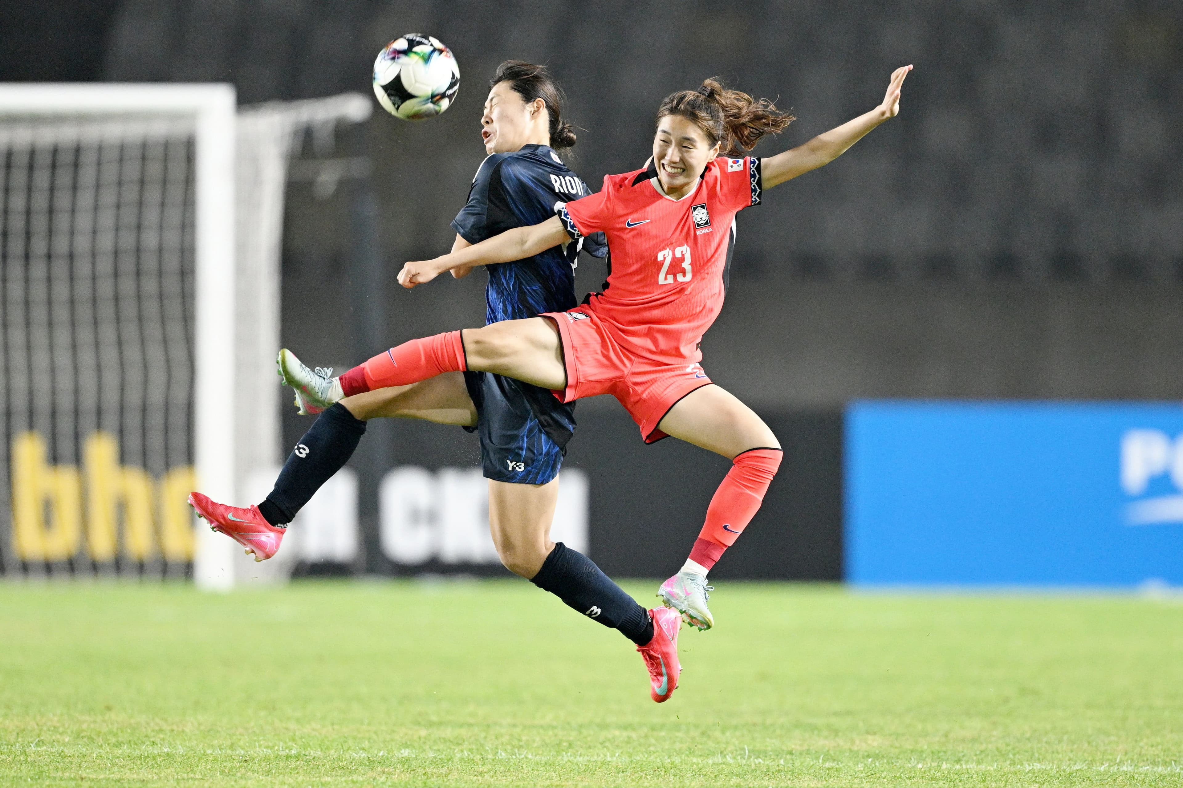 Chaerim Kang (en rouge) lors d’un match entre la Corée du Sud et le Japon le 13 juillet 2025.