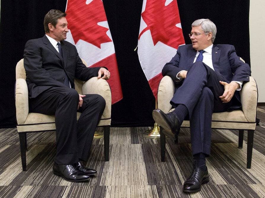 Wayne Gretzky et Stephen Harper, lors d’une rencontre à Toronto, durant son dernier mandat à titre de chef du Parti conservateur du Canada, de 2011 à 2015.