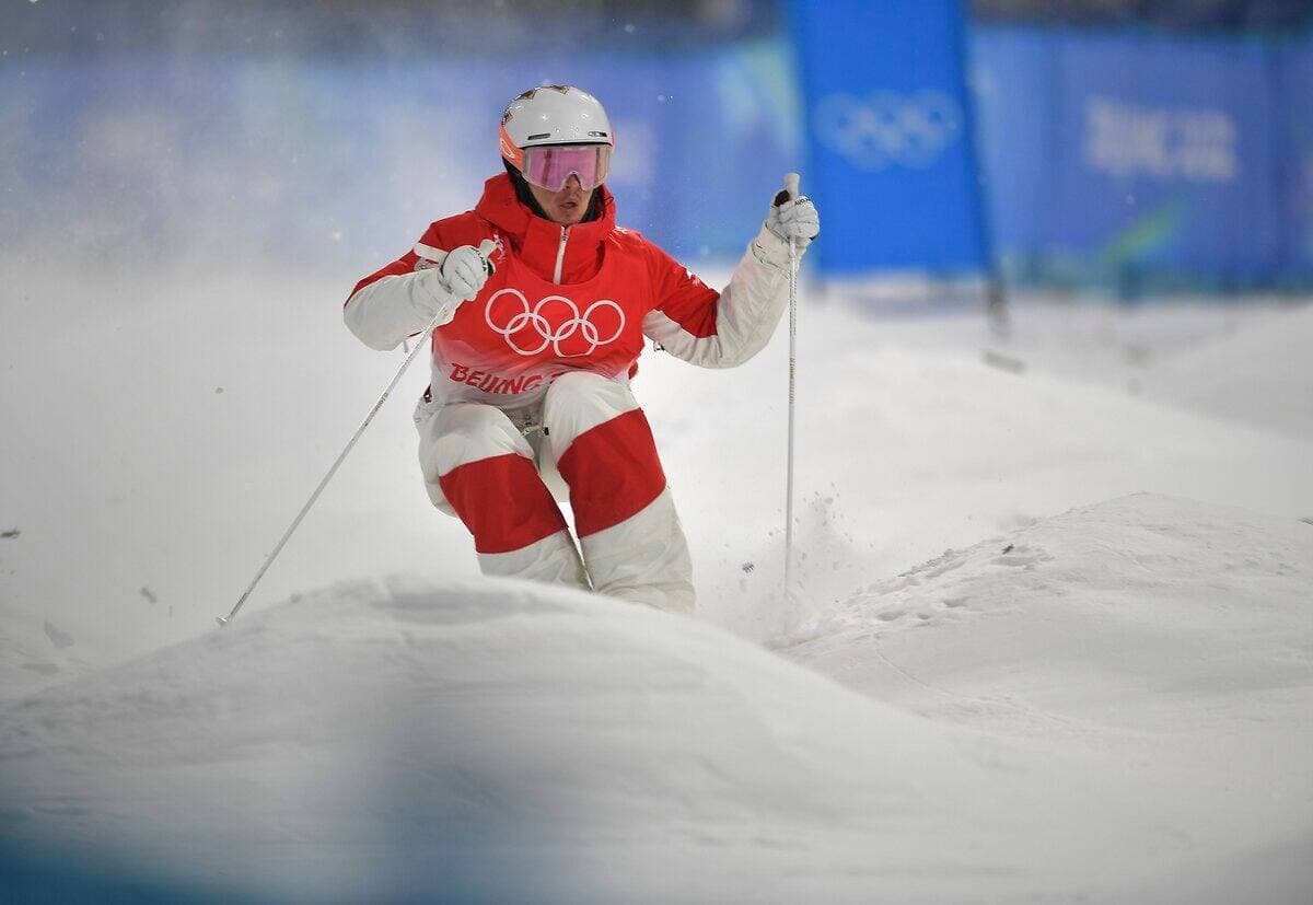 Mikaël Kingsbury a bravé le froid et les forts vents pour prendre le premier rang à la séance de qualification initiale au parc à neige Genting, jeudi.