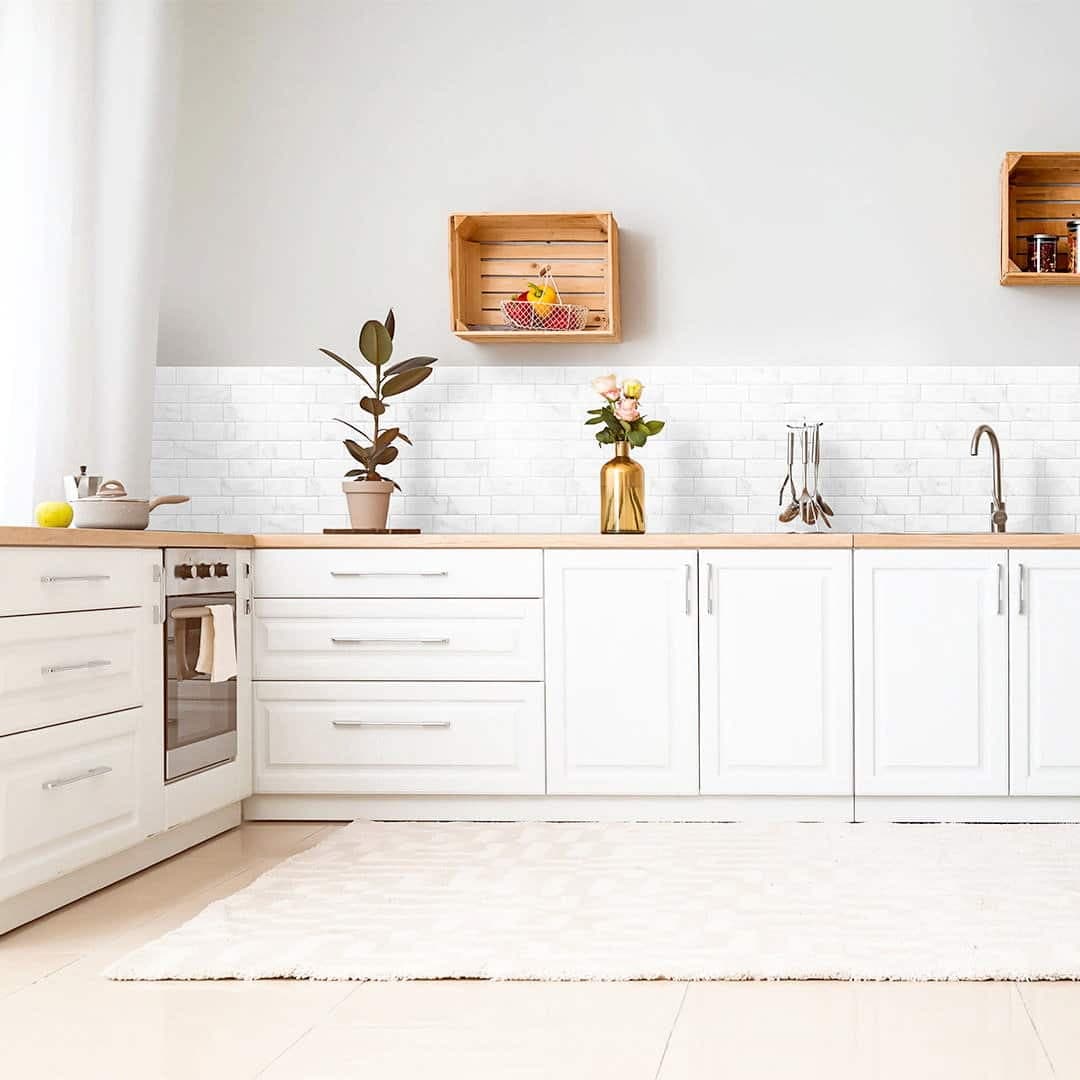 Pour une métamorphose à peu de frais, choisissez une belle nuance neutre pour repeindre les armoires de la cuisine.