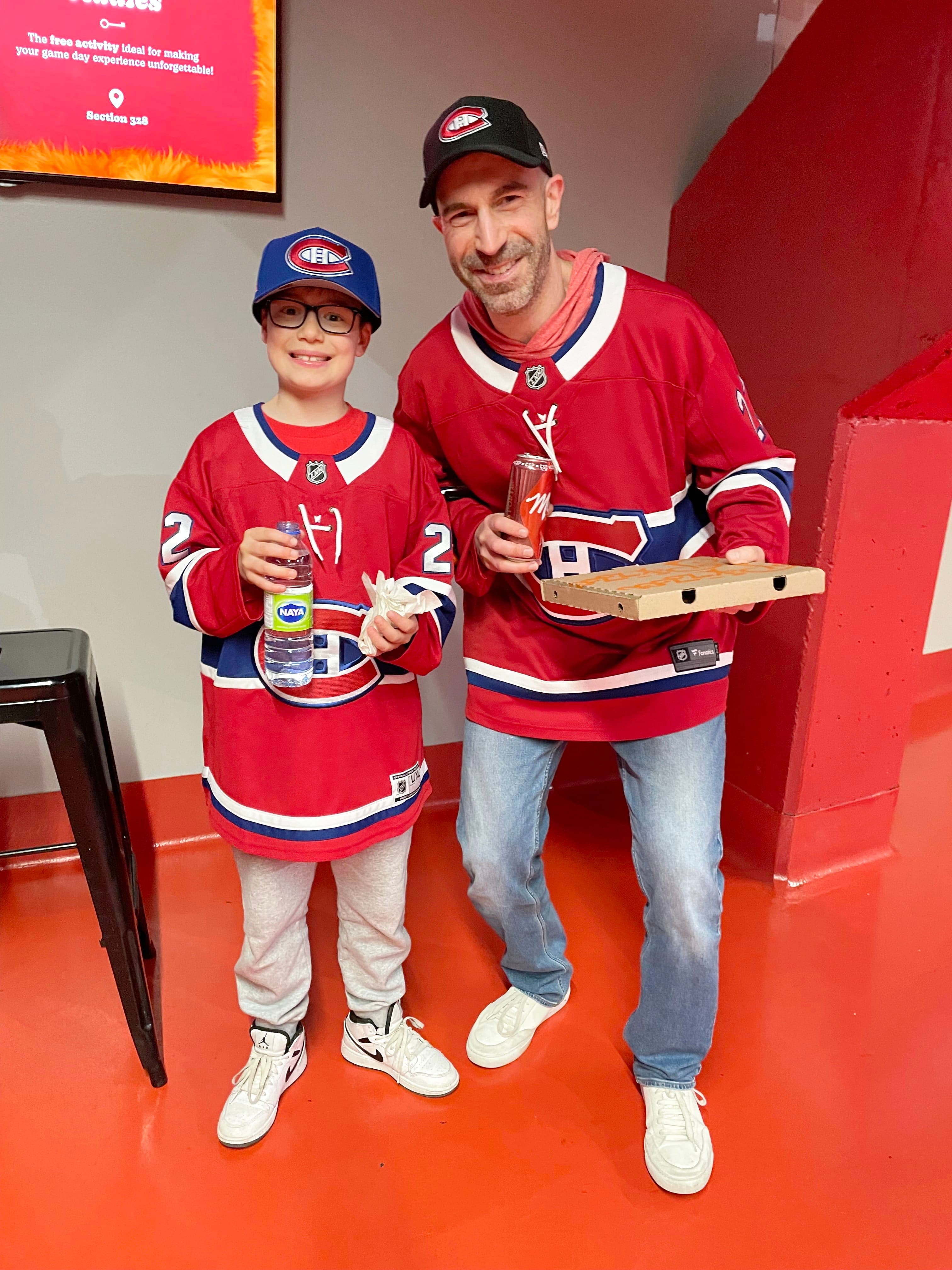 Raphaël Desmarais, 9 ans, et son père, Martin Desmarais, de Mirabel, étaient au Centre Bell, le vendredi 25 avril 2025, pour le match des séries de la LNH entre le Canadien de Montréal et les Capitals de Washington.
