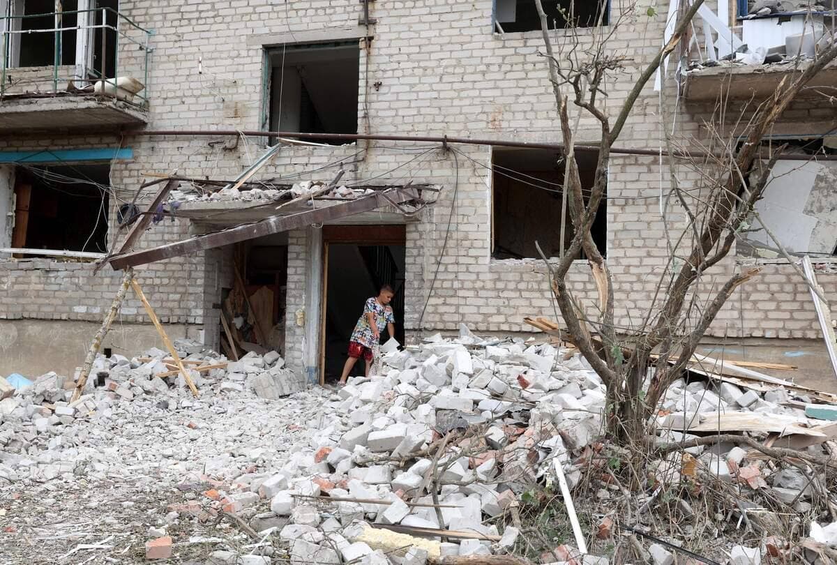 Un résident local sort les vidanges d'un appartement partiellement détruit par des bombardements à Chasiv Yar, dans l'est de l'Ukraine.