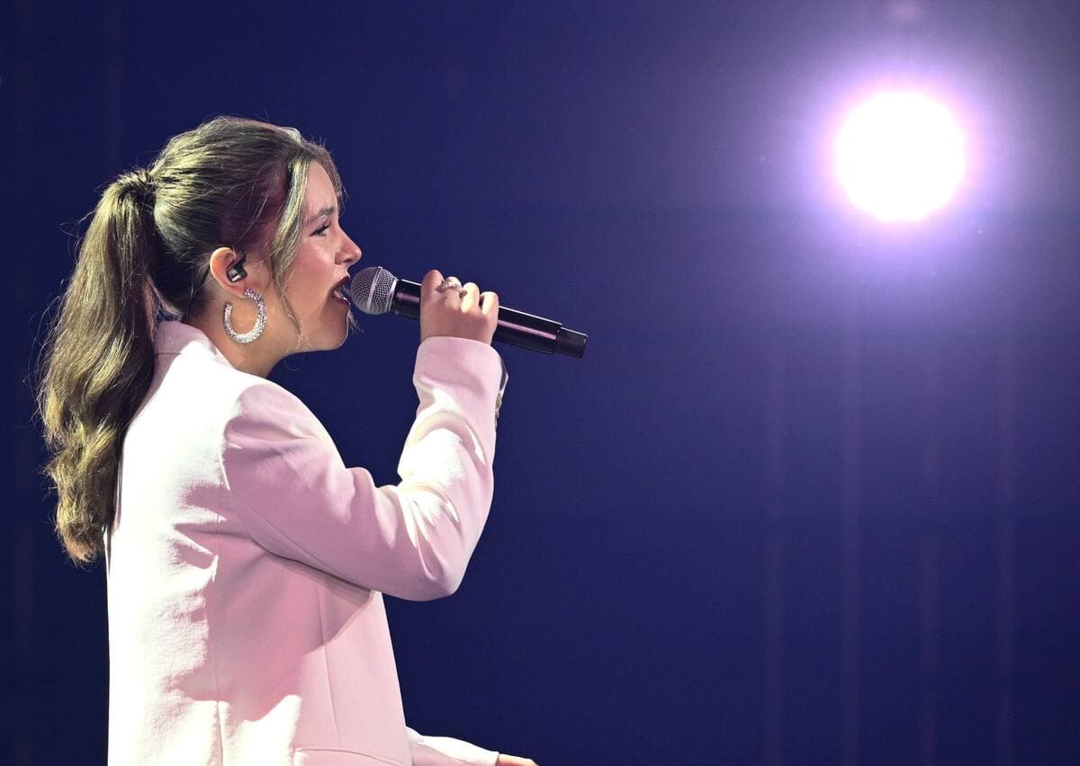 Sophie Grenier qui chante «Let's Talk About Love / Puisque tu pars» lors de la finale de la 9e saison de l’émission La Voix au Studio MELS de Saint-Hubert le dimanche 9 avril 2023. MARTIN CHEVALIER / LE JOURNAL DE MONTRÉAL