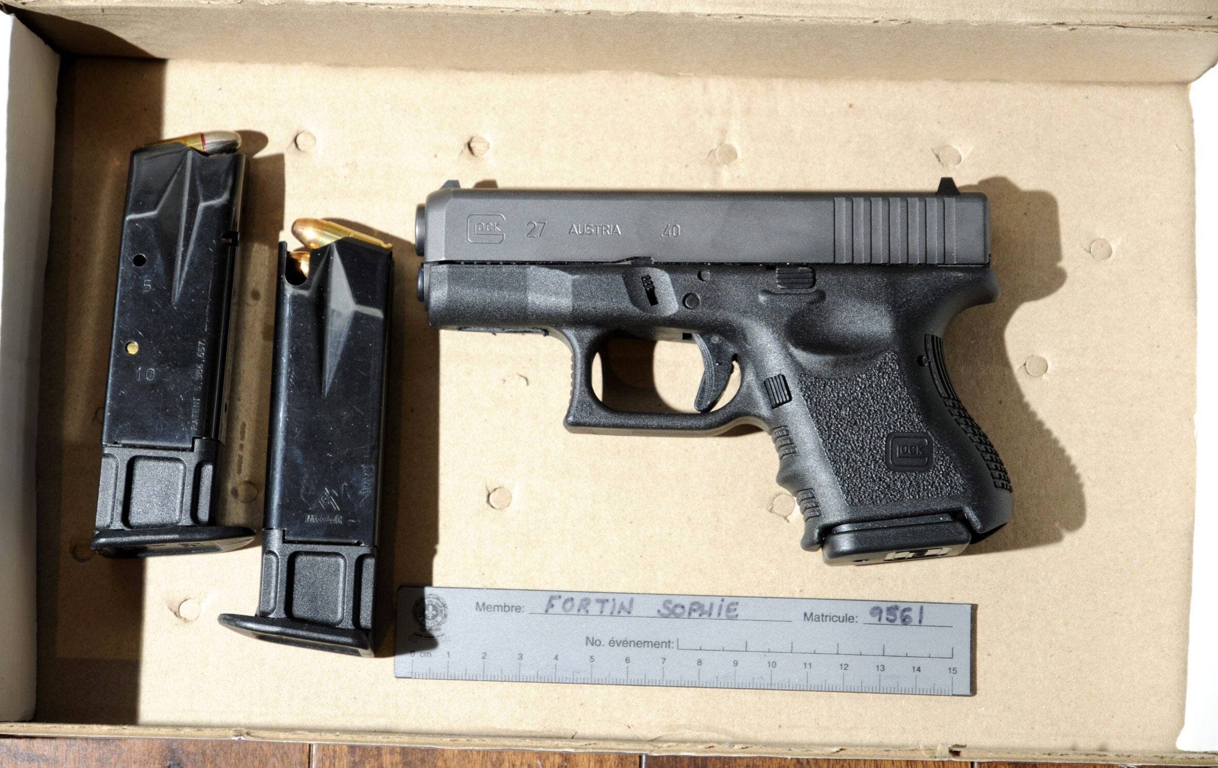 Les policiers ont trouvé un pistolet Glock de calibre .40 caché dans la doublure d'un divan blanc, dans le salon de Raynald Desjardins, lors d'une perquisition le 20 décembre 2011. COURTOISIE