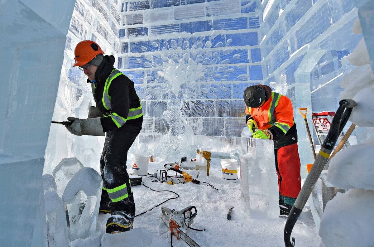 Des sculpteurs de glace s’affairent à finaliser la construction du Palais de Bonhomme à temps pour le début du Carnaval de Québec.