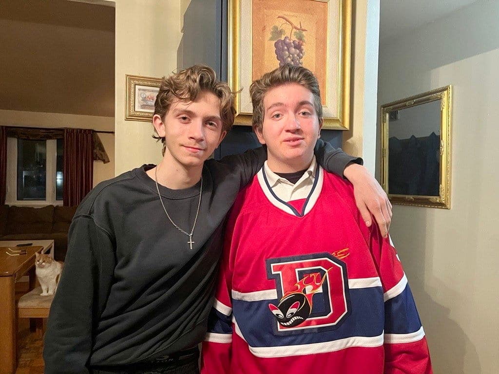 Dante Casale, 18 ans, dans son chandail de la ligue de hockey adaptée Les Différents. En compagnie de son frère Noah, 15 ans.