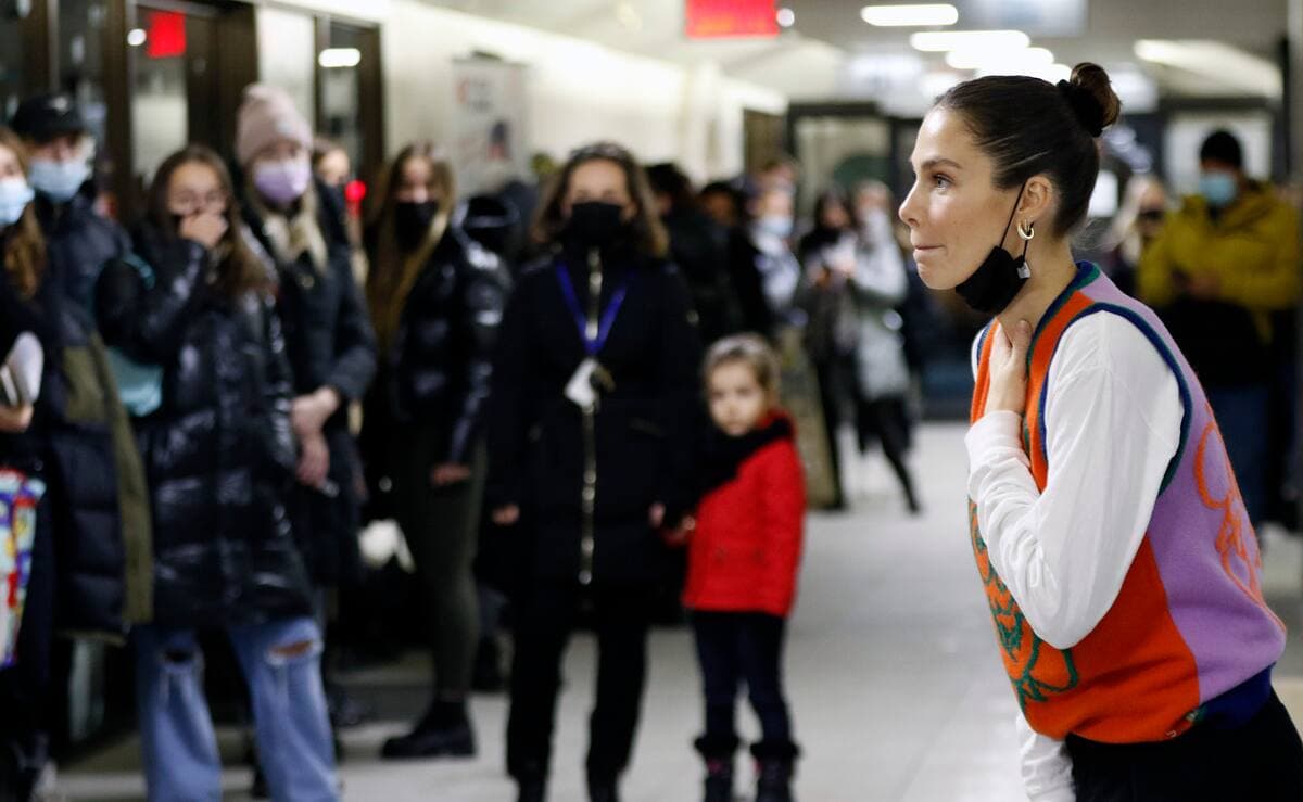 Maripier Morin explique à Nancy Néron, une cliente et admiratrice, dans quel contexte elle a porté le vêtement que celle-ci vient de lui acheter. Des centaines de personnes ont participé à cet événement au profit de la lutte aux dépendances, samedi, dans un commerce de Québec.