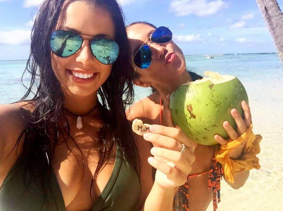 Durant sa croisière, Mélina Roberge posait avec sa codétenue, Isabelle Lagacé dans des endroits paradisiaques.