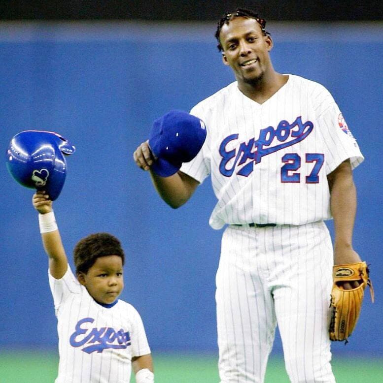 Vladimir Guerrero père dans l’uniforme des Expos au Stade olympique, en 2002, est alors accompagné par son fils, future vedette des Blue Jays de Toronto.