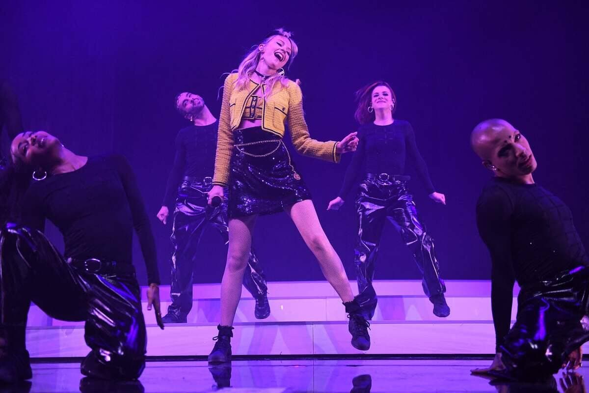 Dans cette photo d'archive prise le 20 avril 2022, l'auteure-compositrice-interprète belge Angèle se produit sur scène à la ReimsArena de Reims, dans l'est de la France, lors du premier spectacle de sa tournée «Nonante-cinq».