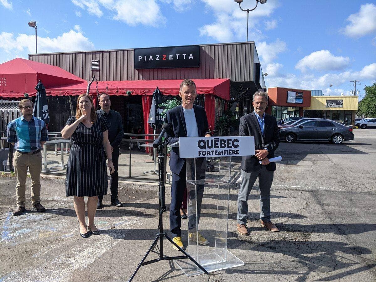 Le chef de Québec forte et fière, Bruno Marchand, et des membres de son équipe, dont le nouveau candidat Charles Pagé (à droite), qui se présente dans Saint-Rodrigue, lors d'une annonce le mardi 31 août 2021 à Charlesbourg.