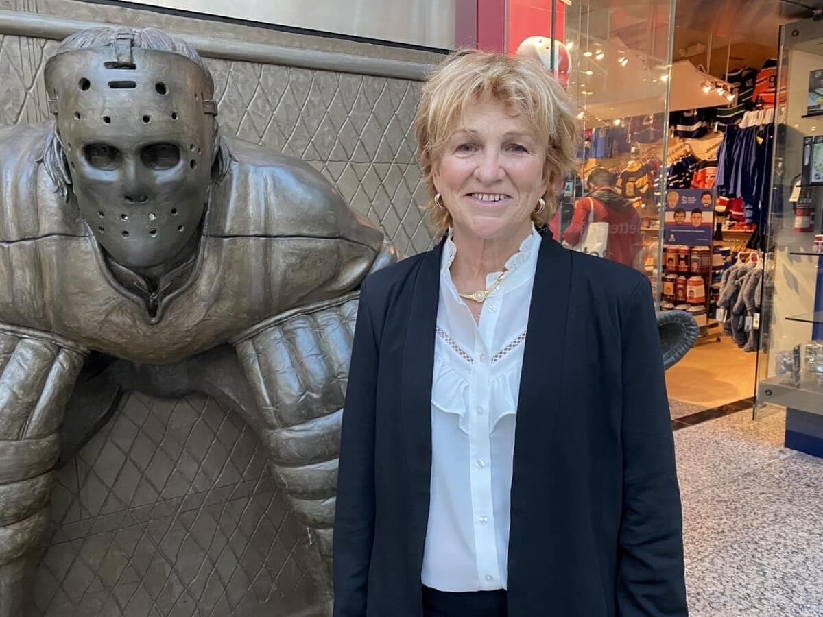 Louise Vallières, maman de Kim St-Pierre, pose fièrement aux abords du Temple de la renommée du hockey.