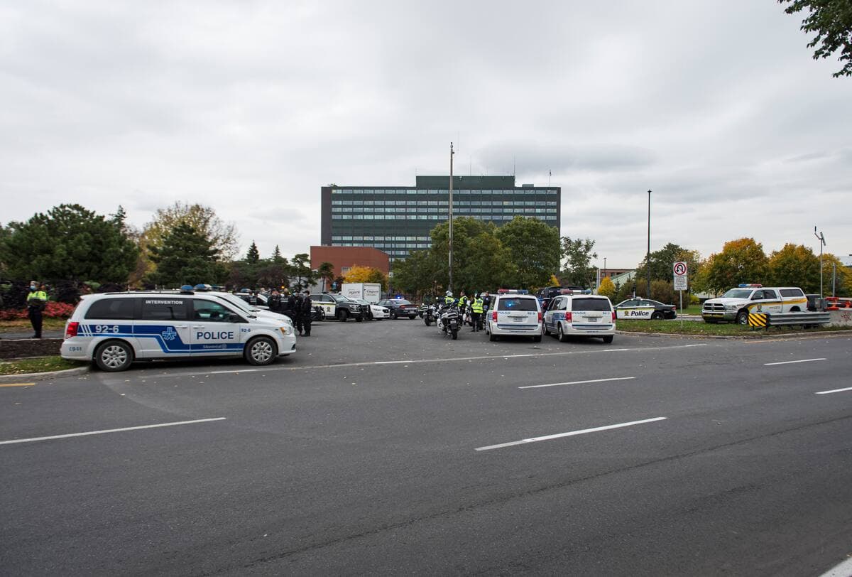 Forte présence policière à l’entrée du Pont Jacques-Cartier juste à la manifestation des infirmières et infirmiers de la FIQ qui ont bloqué le Pont, à Montréal, lundi le 19 octobre 2020. JOEL LEMAY/AGENCE QMI