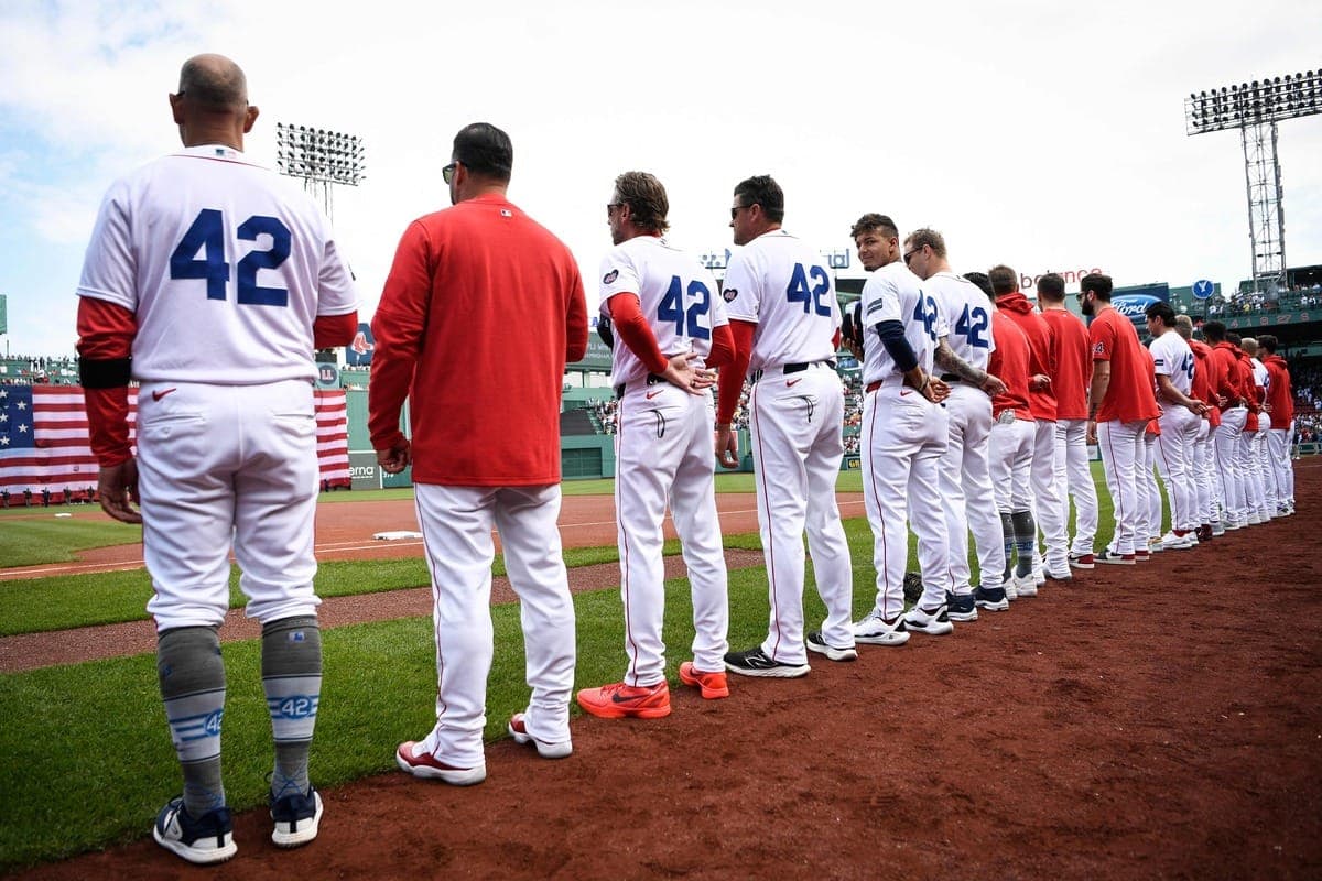 Les membres des Red Sox, portant le numéro 42 en l'honneur de Jackie Robinson, le 15 avril 2024, au Fenway Park.