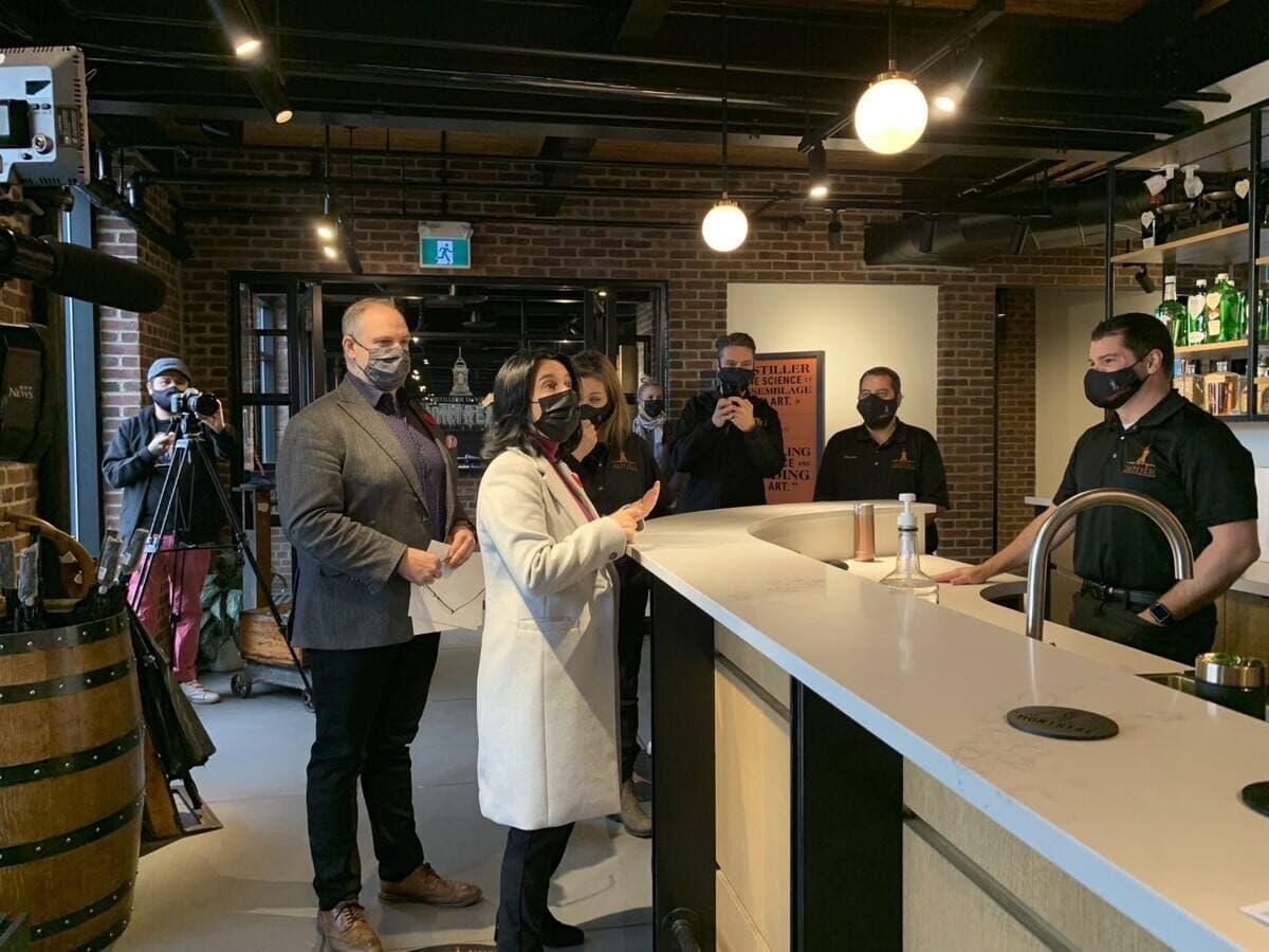 La mairesse sortante de Montréal et cheffe de Projet Montréal Valérie Plante a profité de son point de presse pour visiter les Distilleries Sazerac du Canada, samedi matin.