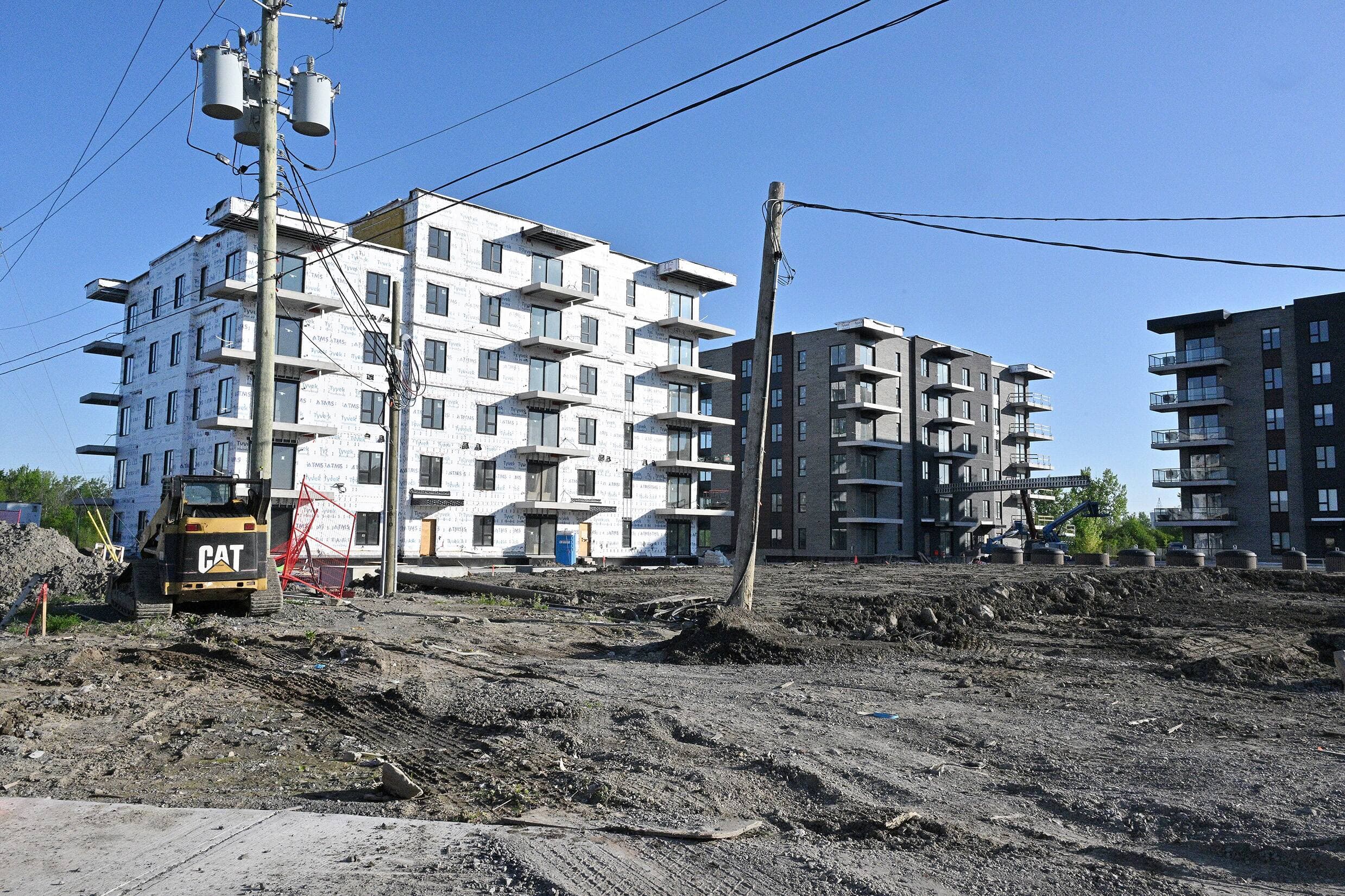 Chantier de condominiums locatifs mis sur pause le 28 mai 2025 à Laval.