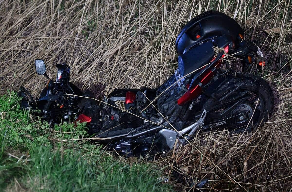 La motocyclette de Danielle Cormier, dans un fossé de la Route 112, près du Chemin du Pin-Rouge à Marieville, en Montérégie, dimanche soir, peu après l'accident. PASCAL GIRARD/AGENCE QMI