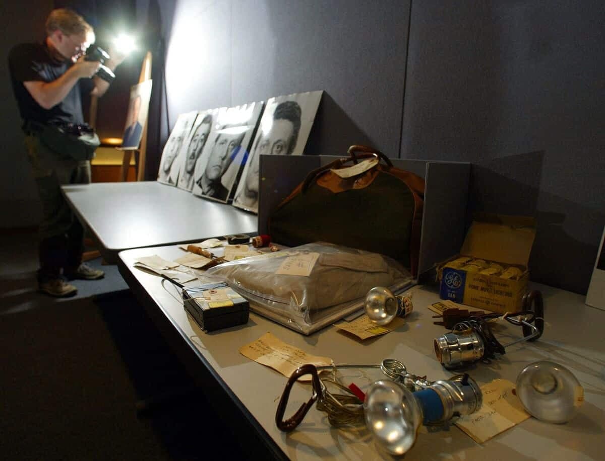 Sur cette photo d'archive prise le 13 juin 2002, un photographe prend une photo des preuves de l'infâme cambriolage du Watergate au siège du Comité national démocrate (DNC) au Watergate Office Building à Washington, le 17 juin 1972.