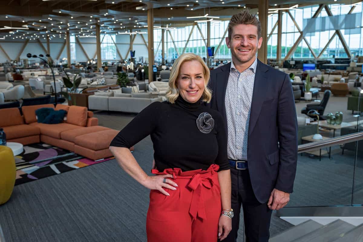 Marie-Berthe Des Groseillers, présidente du Groupe BMTC et Charles Tanguay, président de Tanguay dans le nouveau magasin Tanguay du boulevard Curé-Labelle à Laval.