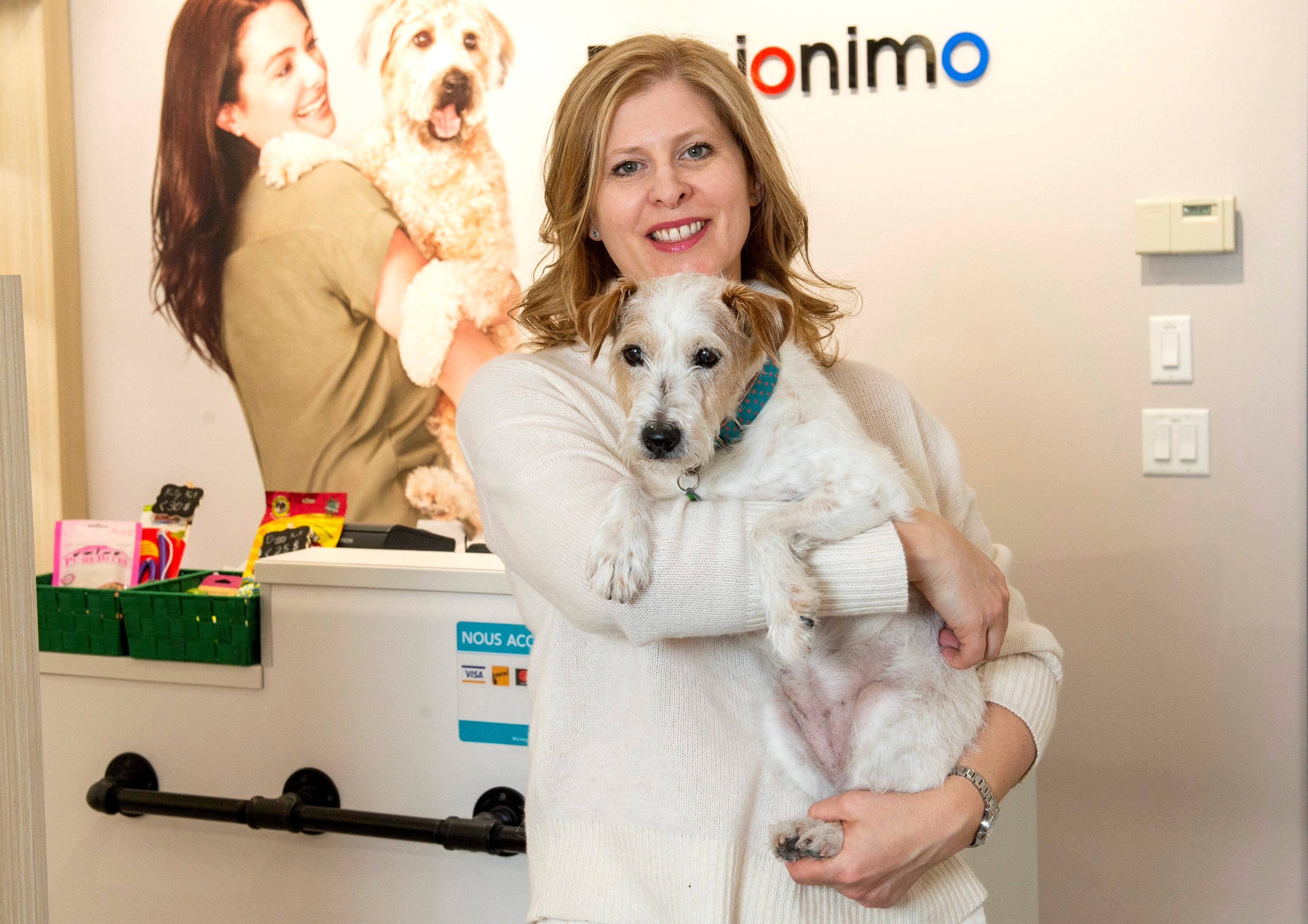 Lucie Hénault, copropriétaire de sept établissements vétérinaires de la région de Montréal et fondatrice du magazine web Flair & Cie, photographiée ici avec son chien à l’hôpital vétérinaire de Montréal en 2020.