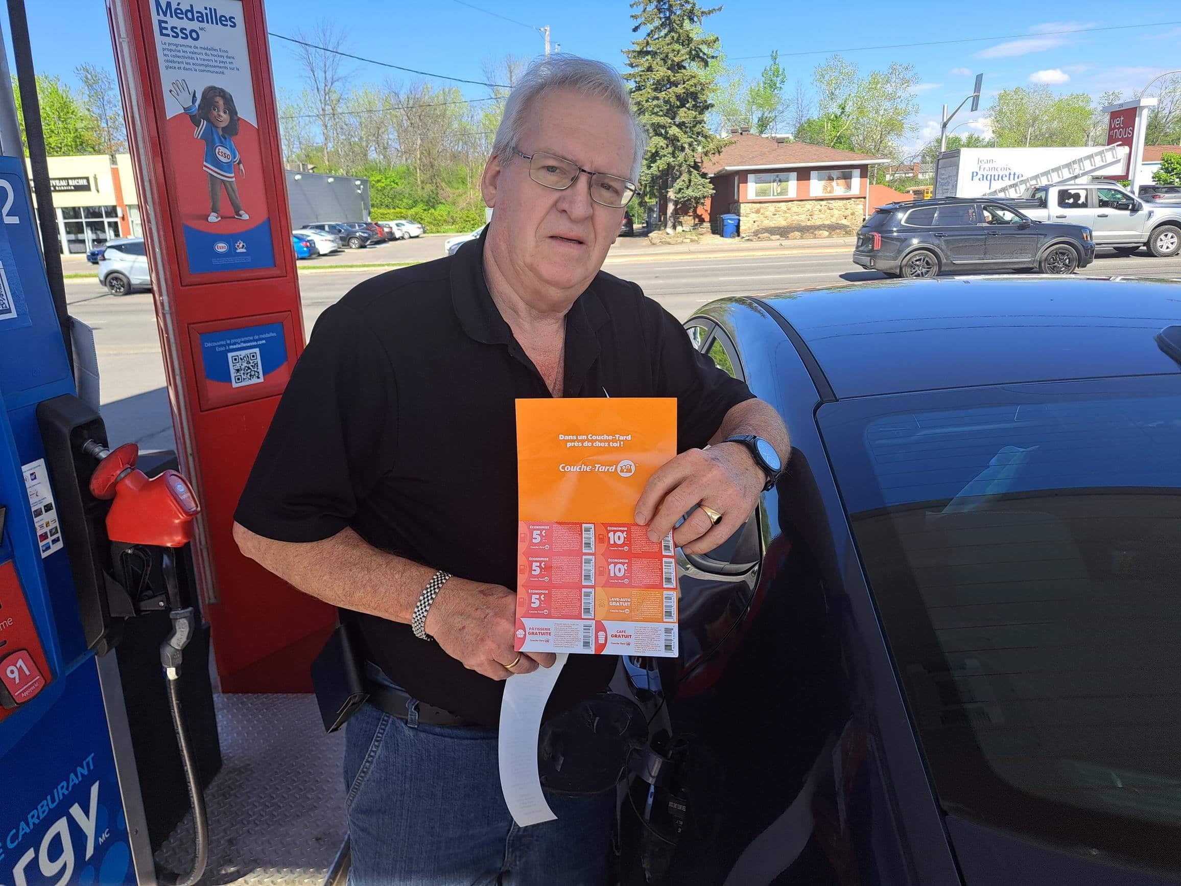 Robert Lazure était heureux, le 16 mai 2024, d’obtenir un rabais de 10 cents par litre d'essence dans un Couche-Tard de Laval. La promotion revient le 22 mai cette année.