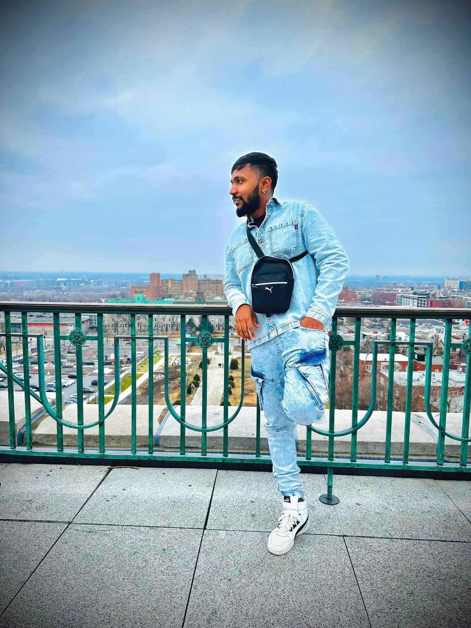 Dialxam Muraleetharan, accusé d’avoir menacé de tuer la famille de son ex-employeur d’origine indienne, est si «profondément raciste» qu’il est trop dangereux pour être libéré avant son procès, estime le tribunal.