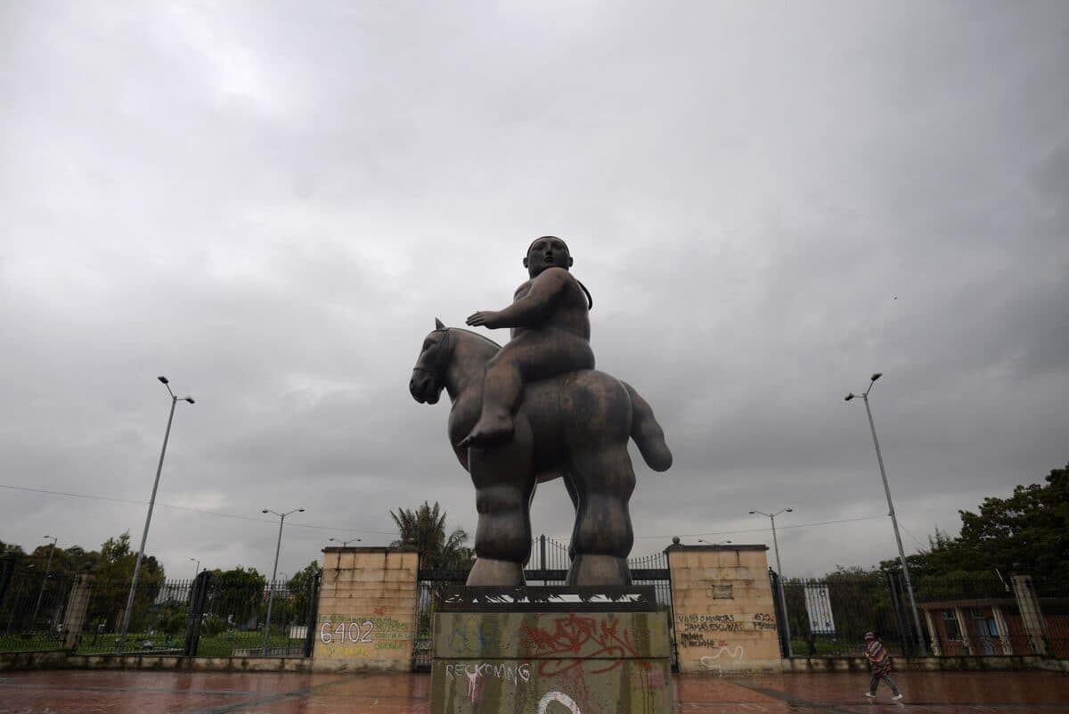 L'une des trois statues appelées «Homme à cheval» de Fernando Botero, laquelle est exposée à Bogota, en Colombie.