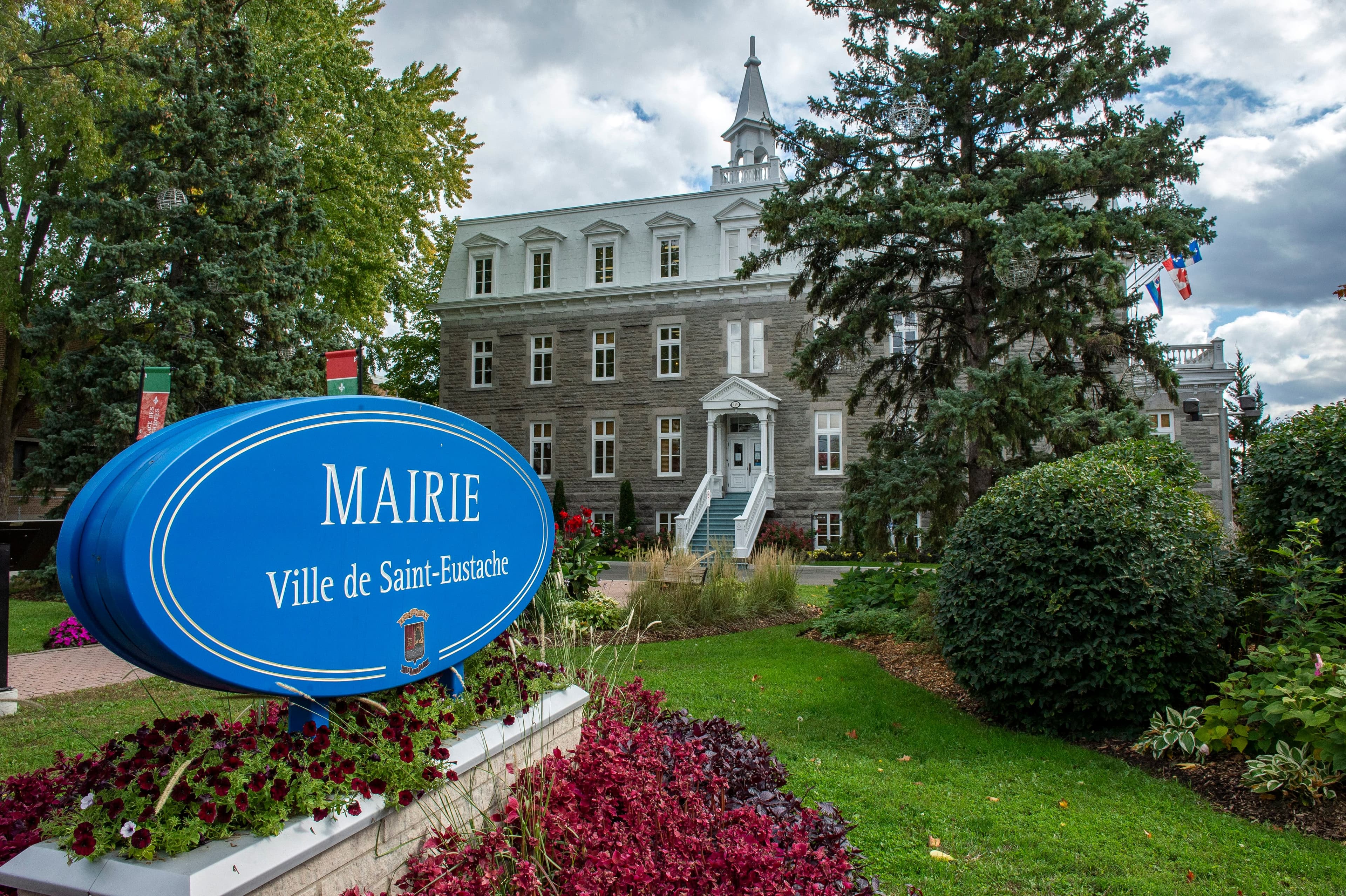 La mairie de Saint-Eustache, qui arrive au 4e rang des villes du bonheur, selon un sondage Léger