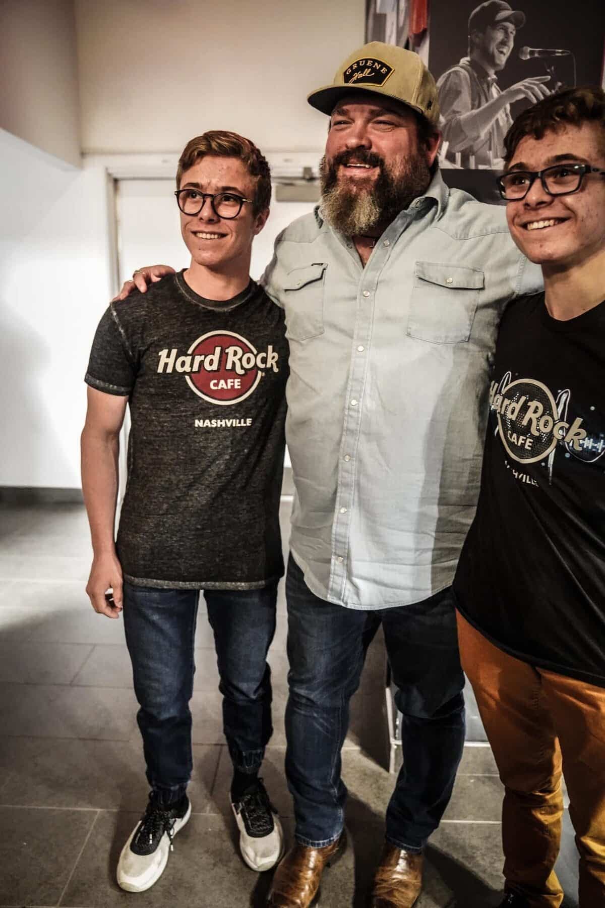 Le chanteur country Dave Fenley rencontre des admirateurs après un concert au Centre d'art La Chapelle, à Québec.