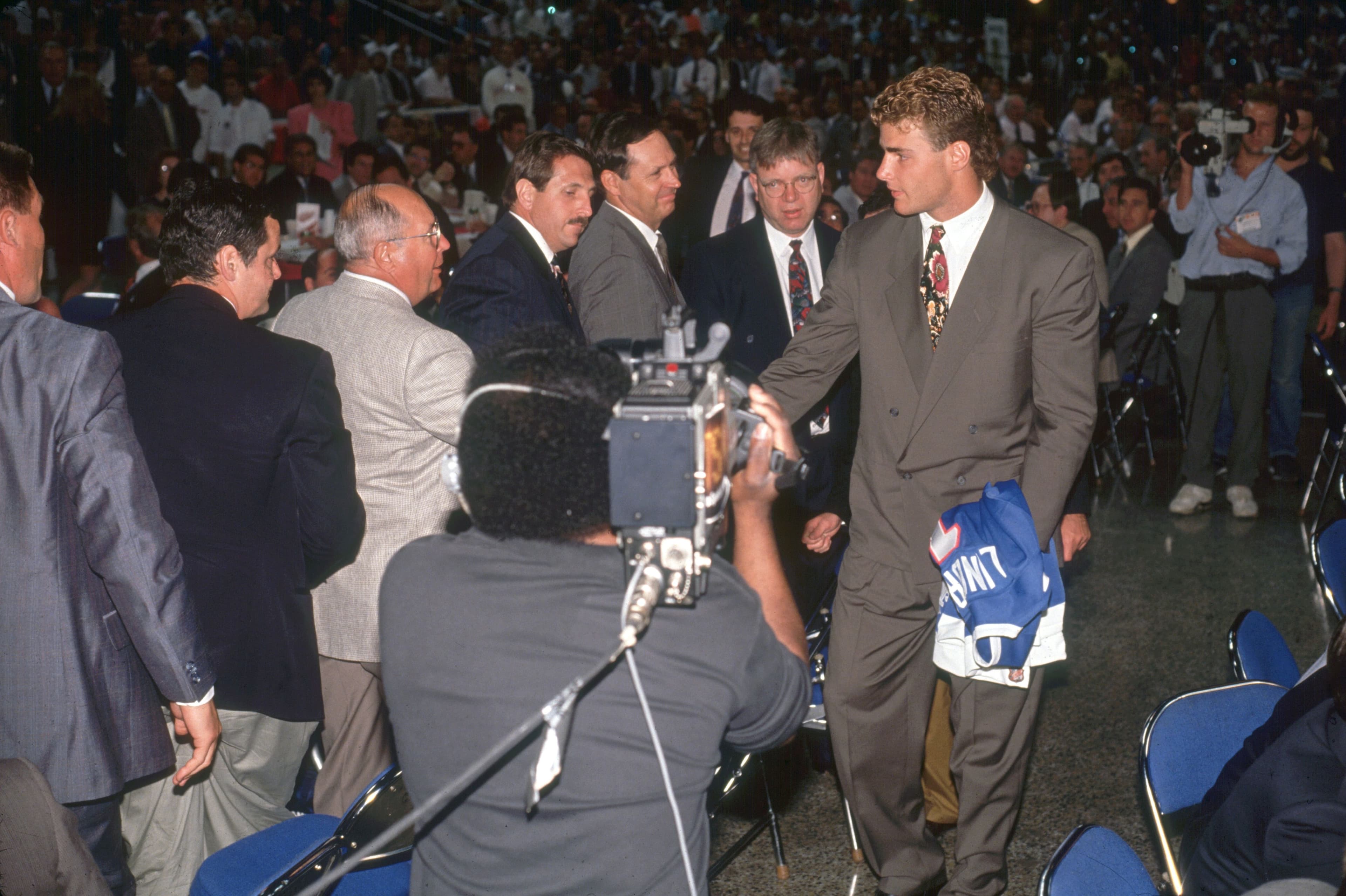 Eric Lindros après avoir été sélectionné avec le tout premier choix au repêchage de 1991 par les Nordiques de Québec.
