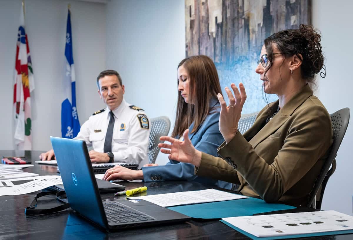 Sous la supervision du commandant Steve Belzil, responsable de la section des crimes économiques, les sergentes-détectives Mélissa Desautels (milieu) et Karine Lessard (droite) ont travaillé pendant deux ans sur cette fastidieuse enquête afin d'arrêter les coupables.