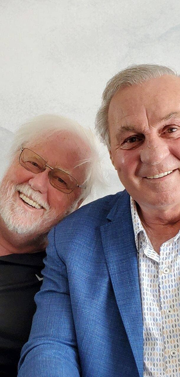 Après une grande entrevue pour un documentaire, Guy a accepté de se faire photographier avec les membres de l’équipe et moi. Cette photo, tout sourire, le représente bien. Malgré la fatigue du tournage et ébranlé par la chimio, il a tout donné jusqu’au bout.