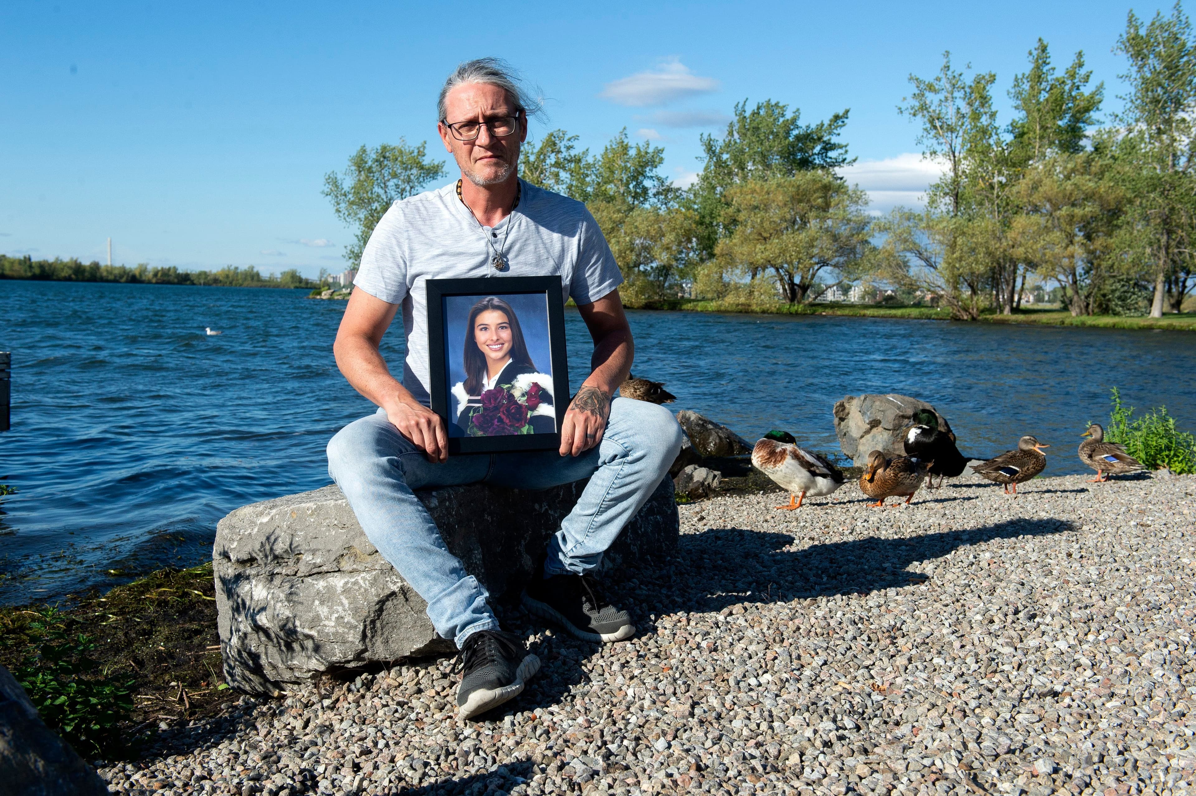 Yanick Bissonnette tient la photo de sa conjointe, Joanne Lévesque, 43 ans, qui s’est enlevé la vie en juin après des années de dur combat contre la maladie de Lyme.