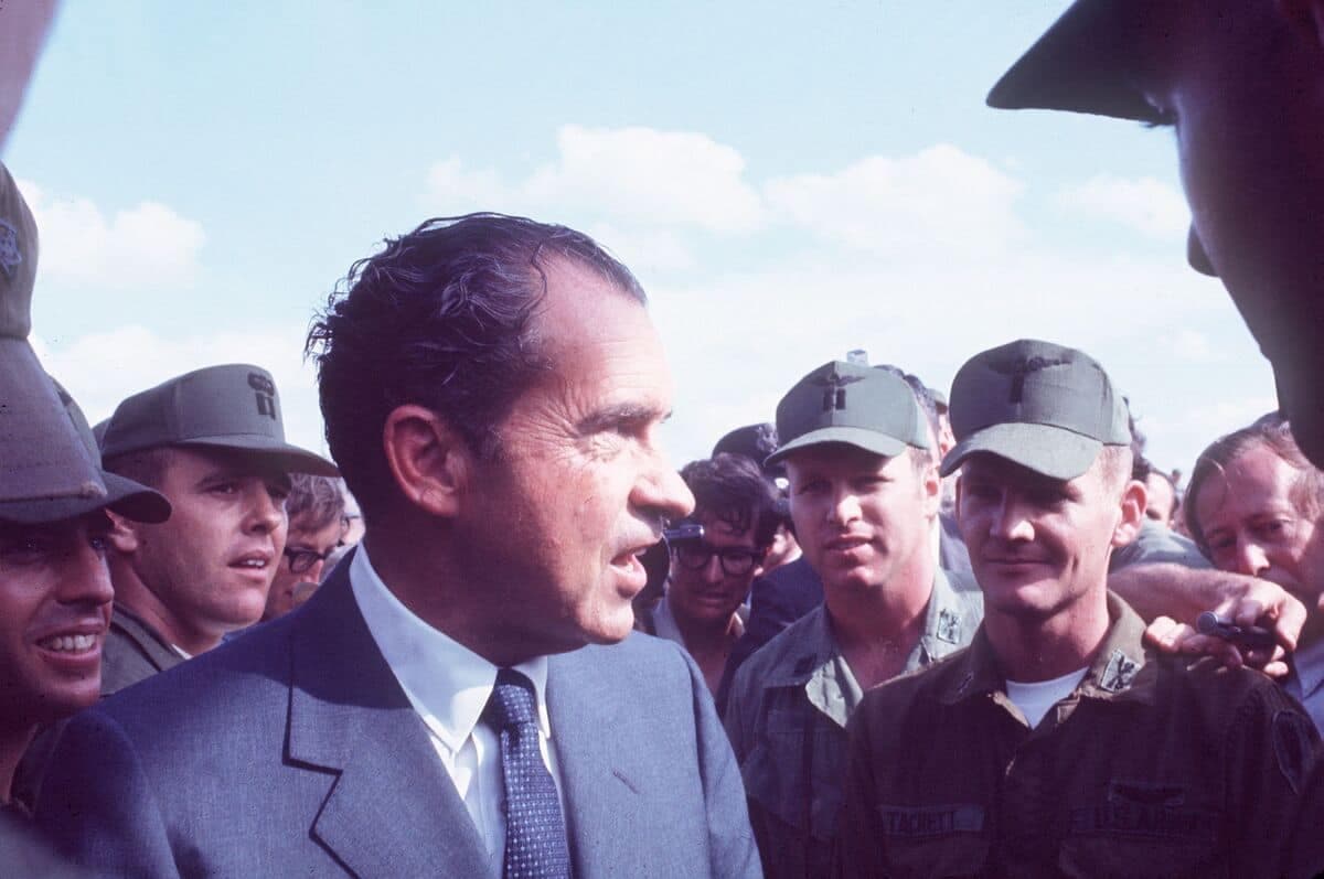 Sur cette photo prise en 1970, le président américain Richard Nixon, rend visite aux troupes américaines au Vietnam. Cinquante ans après avoir enflammé Washington, l'affaire du Watergate reste un récit édifiant sur la menace d'un pouvoir présidentiel.