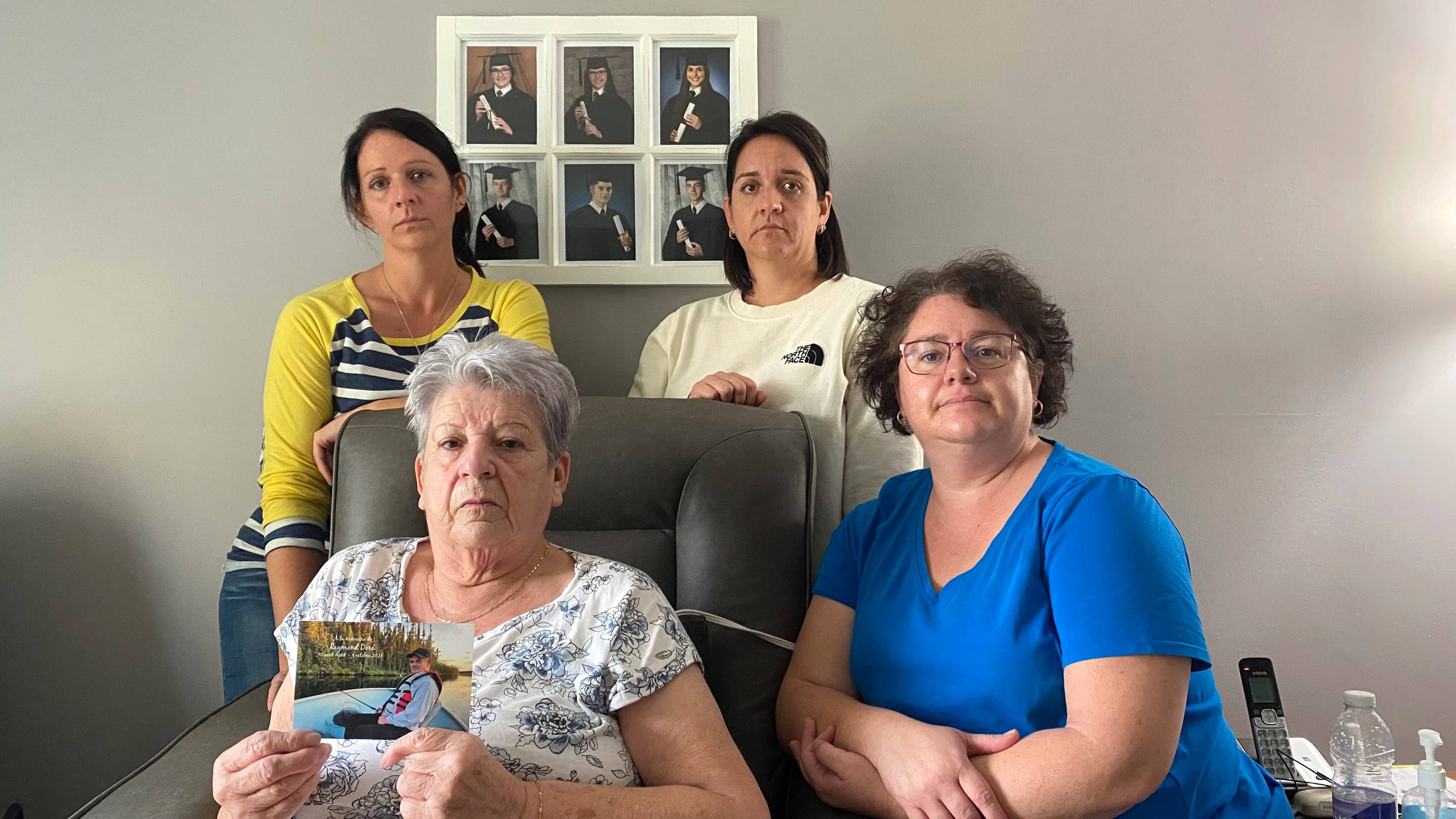 Nicole Mayer-Doré et ses trois filles, Stéphanie, Isabelle et Nathalie, pressent les entreprises en contact avec le public d'envoyer des employés vaccinés et respectueux des mesures chez les aînés, après que leur mari et père de famille est décédé de la COVID-19.