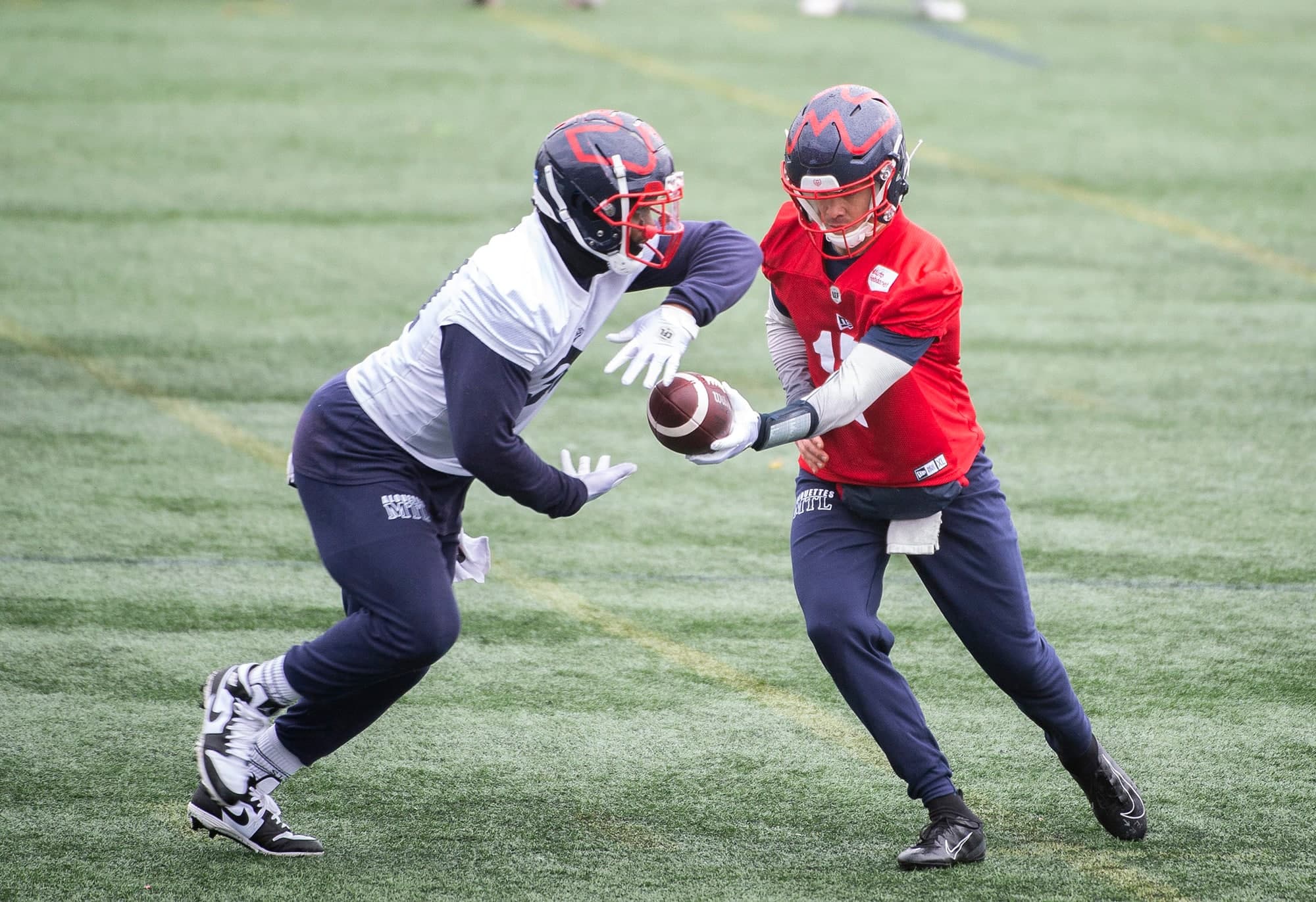 William Stanback et Trevor Harris  ont pratiqué les remises de ballon au cours des dernières séances.