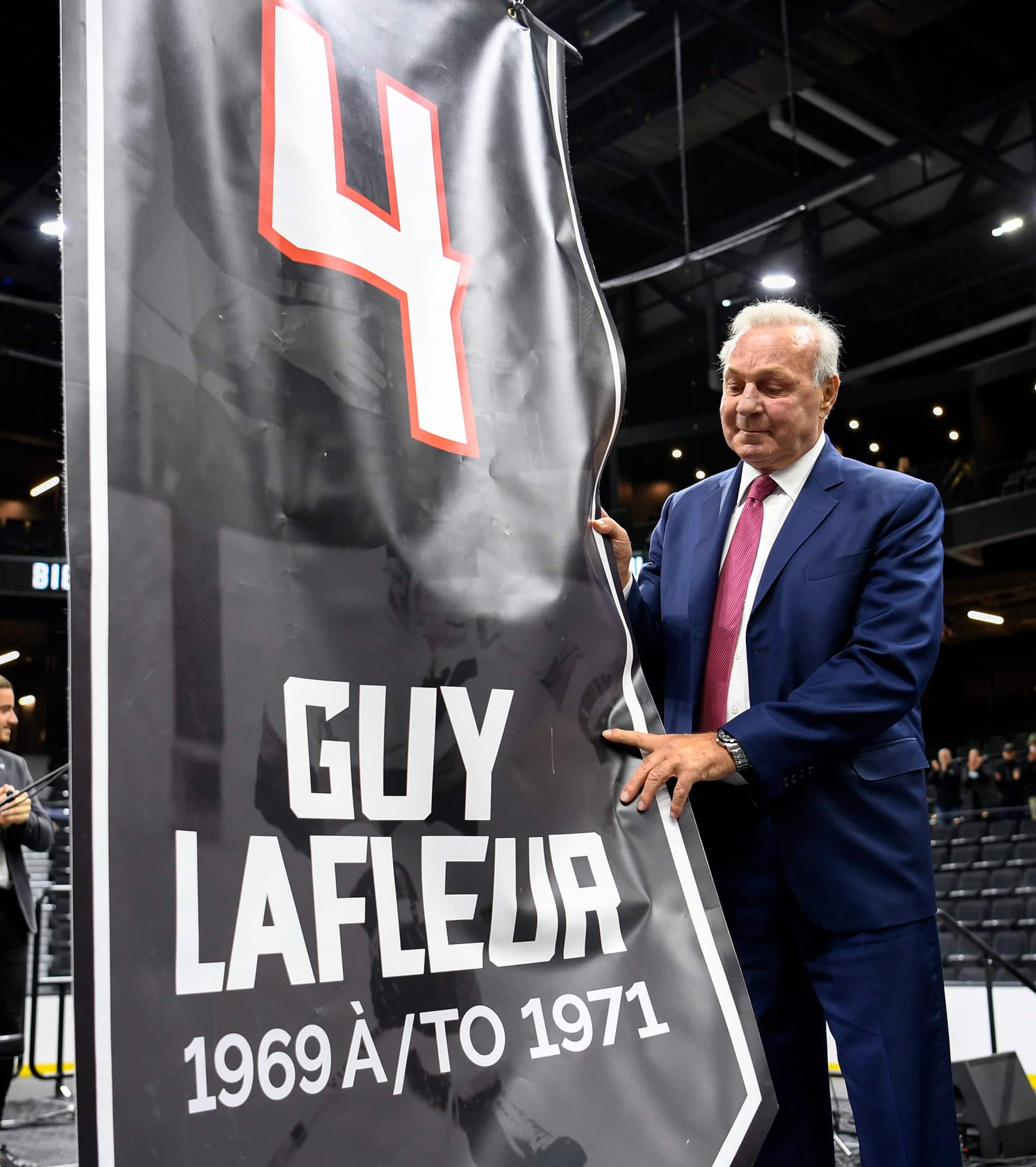 Au cours d’une cérémonie émouvante, Guy Lafleur regarde le dossard qu’il a porté pendant ses années avec les Remparts. Le 29 septembre dernier, la Ligue de hockey junior majeur du Québec (LHJMQ) a tenu une cérémonie à Gatineau en retirant de toutes ses équipes le célèbre numéro 4.