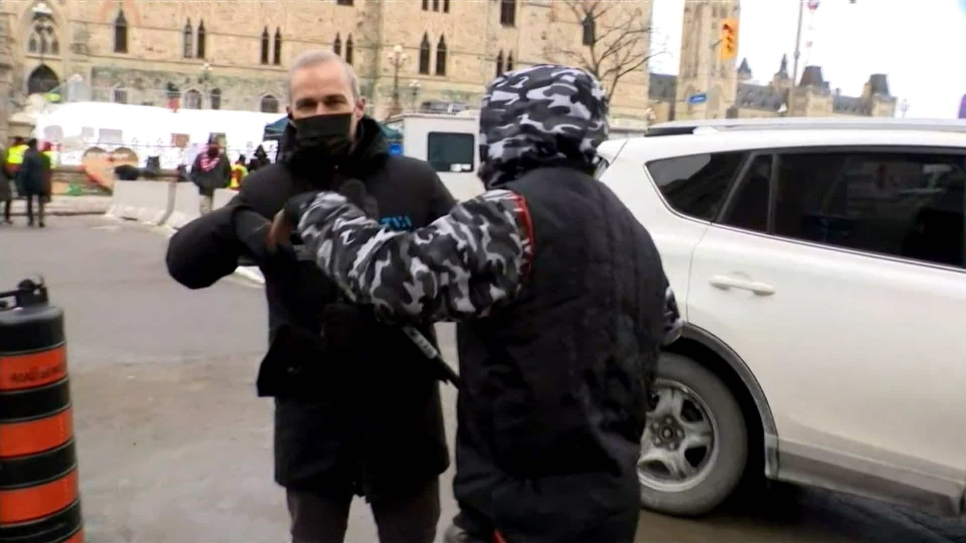 Mercredi, le journaliste de TVA Nouvelles Yves Poirier a une fois de plus été harcelé par des manifestants à Ottawa.