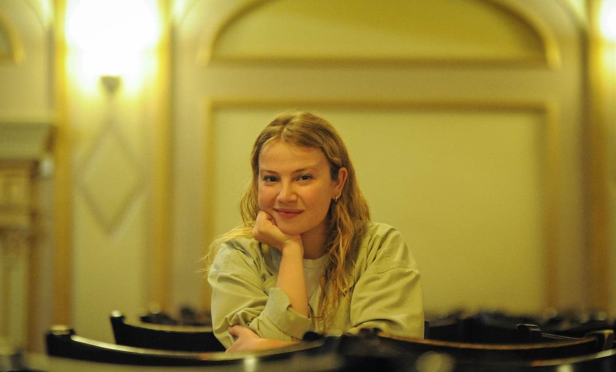 La pianiste et comédienne Lysandre Ménard incarne Eugénie, une jeune artiste qui sera affectée par un événement tragique au concert de son idole, le chanteur INVO.