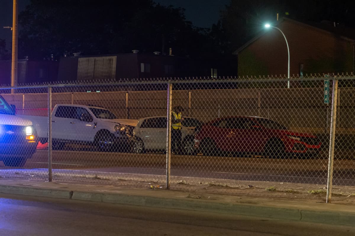 Un accident a fait un blessé en fin de soirée sur l’autoroute 40 en direction Ouest, à la hauteur de Stinson à Montréal. Trois véhicules impliqués. L’autoroute a été fermée à la circulation durant plus de 2 heures pour permettre aux policiers de la Sûreté du Québec de complété leurs enquête. Le 25 Mai 2022. ERIK PETERS/AGENCE QMI