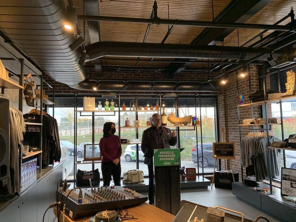 Le maire sortant de l'arrondissement du Sud-Ouest, Benoit Dorais, aux Distilleries Sazerac du Canada en compagnie de la cheffe de Projet Montréal Valérie Plante.