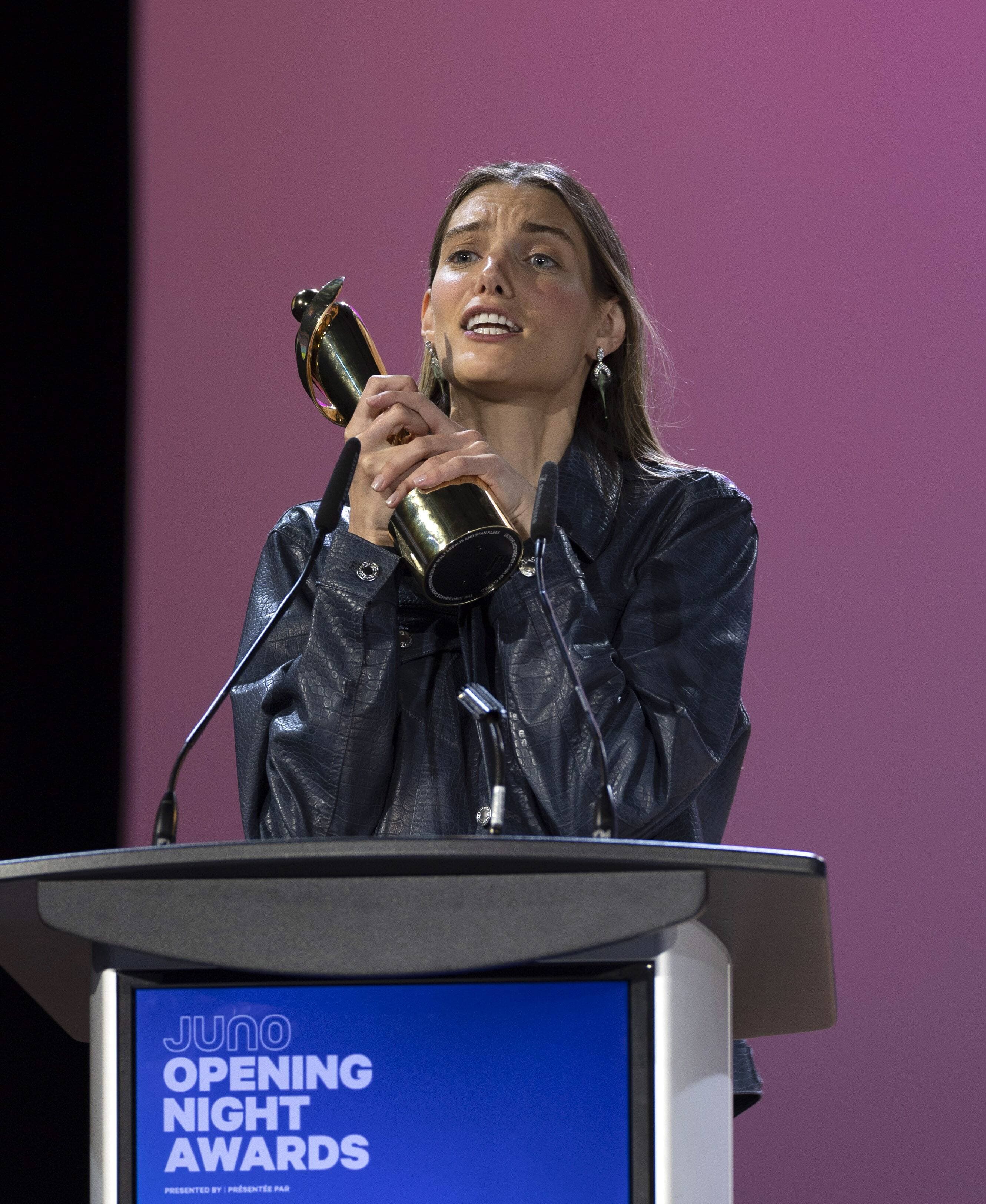 Charlotte Cardin remporte le Juno de l'Album pop de l'année, le 14 mai 2022, lors de la soirée d'ouverture des prix Juno, à Toronto.
